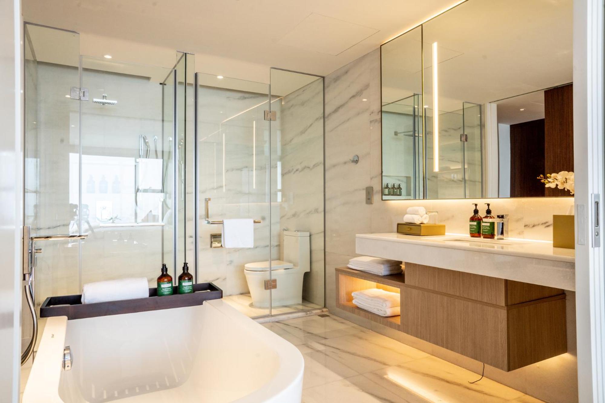 Premium King Residence with Balcony - Photo 4