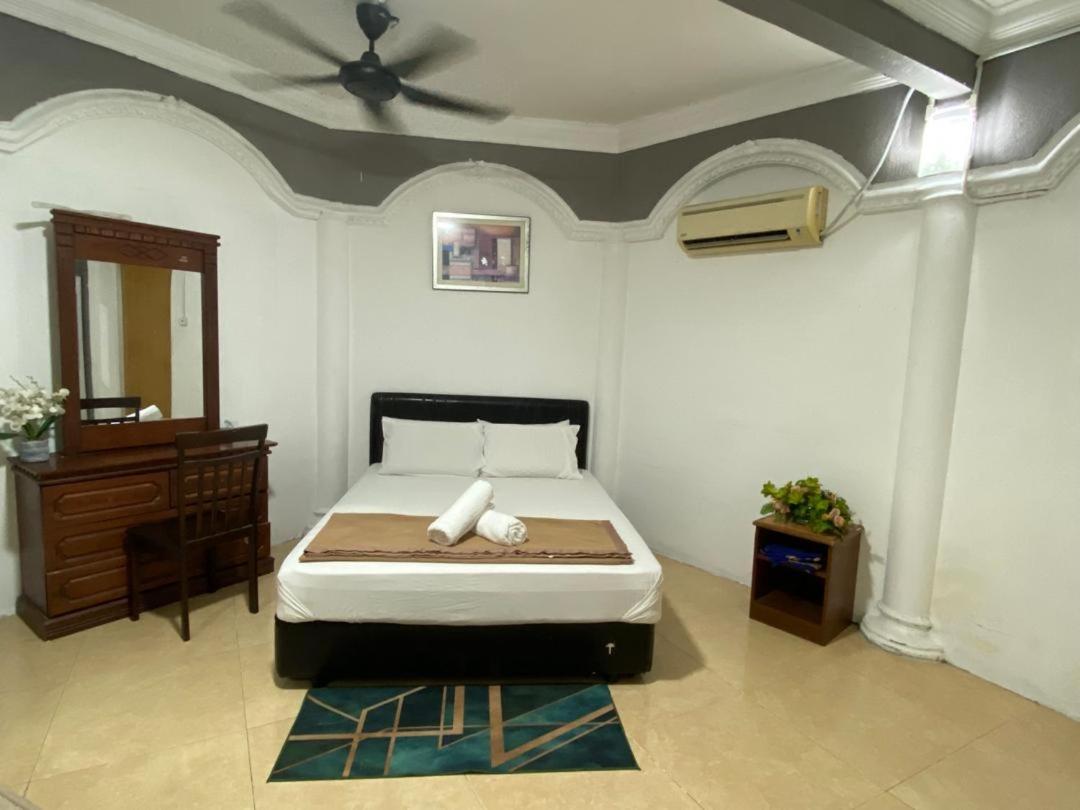 Standard Queen Room - Photo 8
