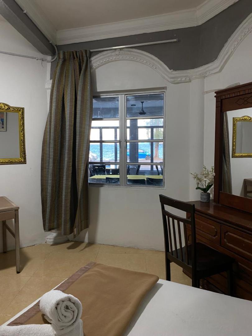 Standard Queen Room - Photo 9