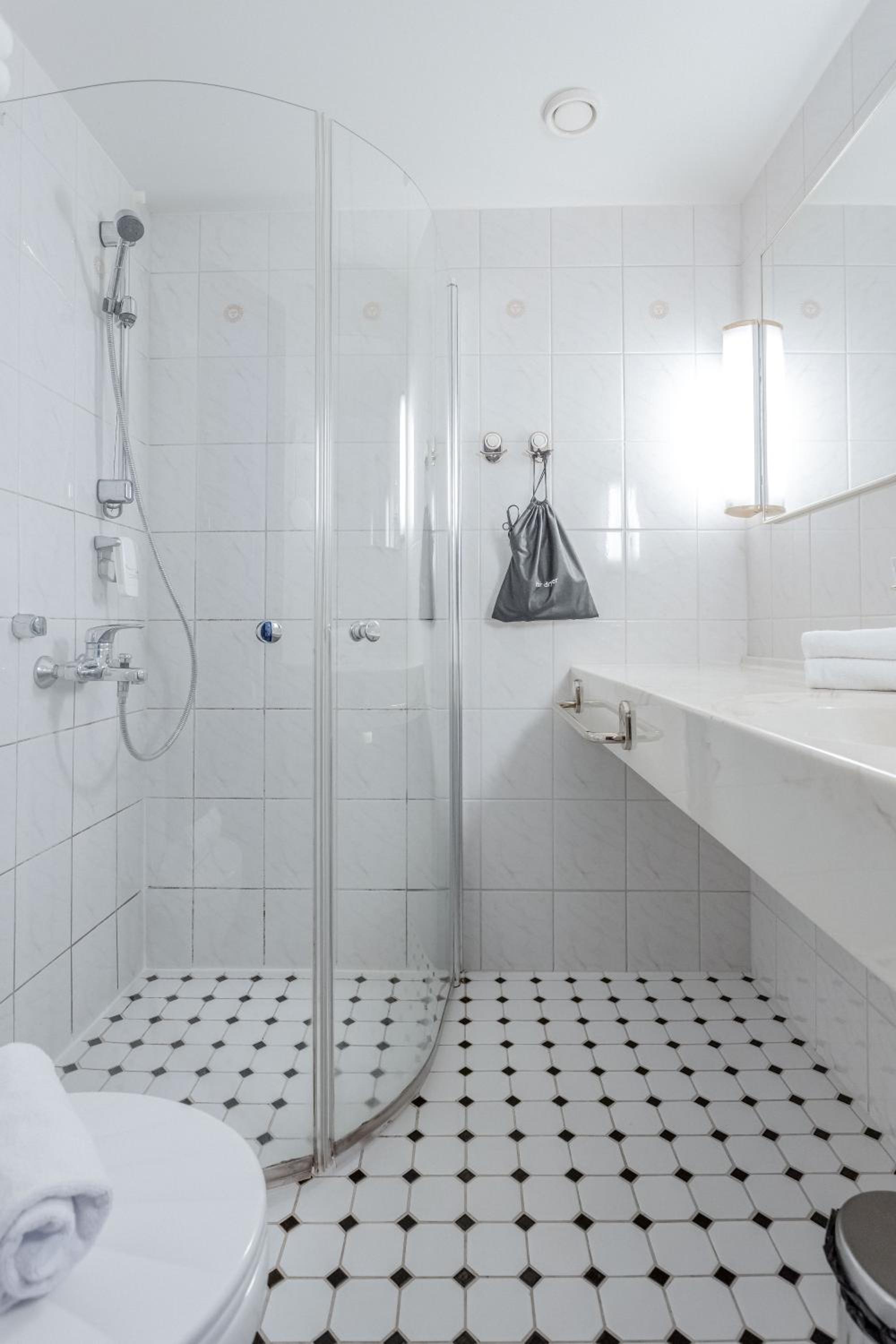 Standard Double or Twin Room - Photo 6