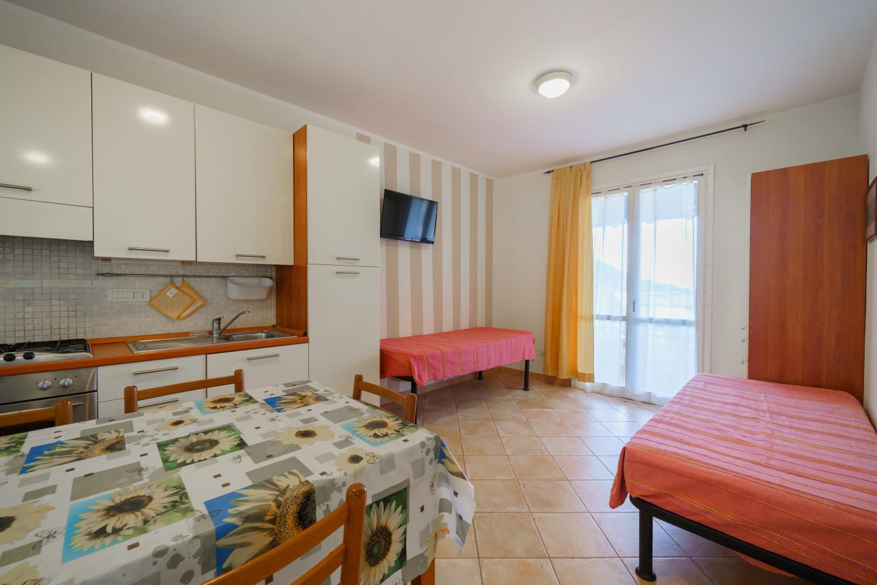 One-Bedroom Apartment photo 1