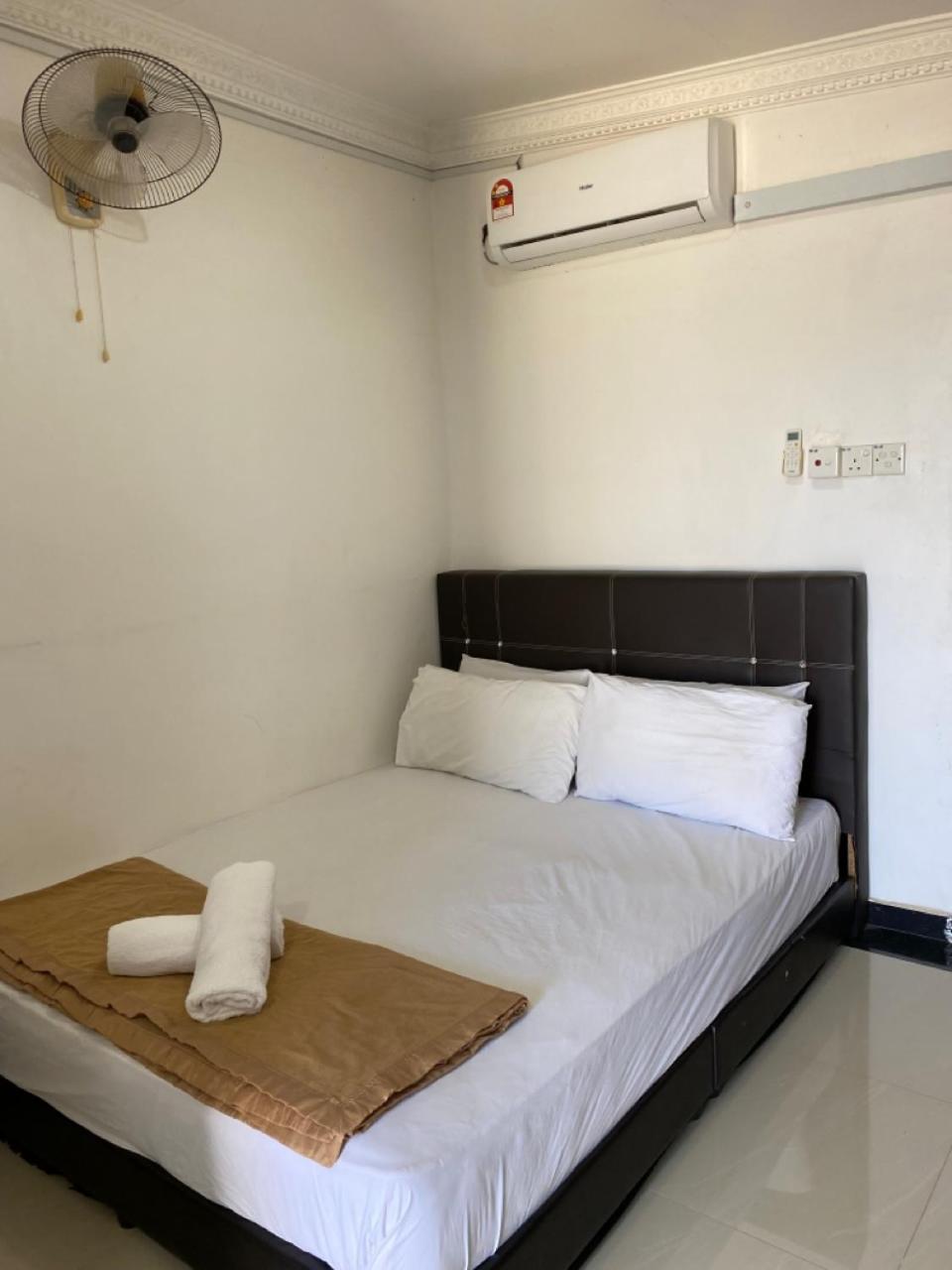 Deluxe Queen Room - Photo 12
