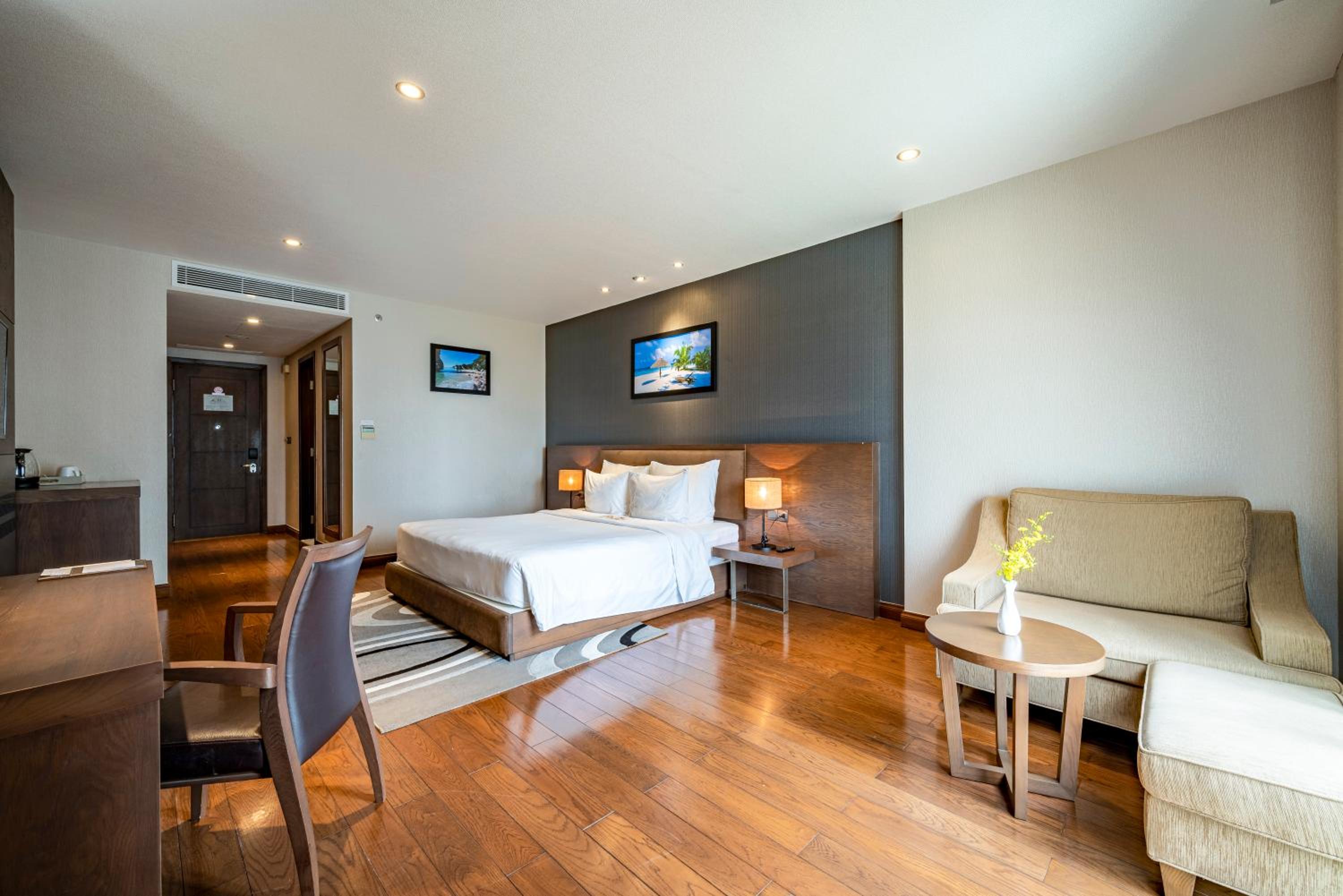 Premier King Room thumbnail 6