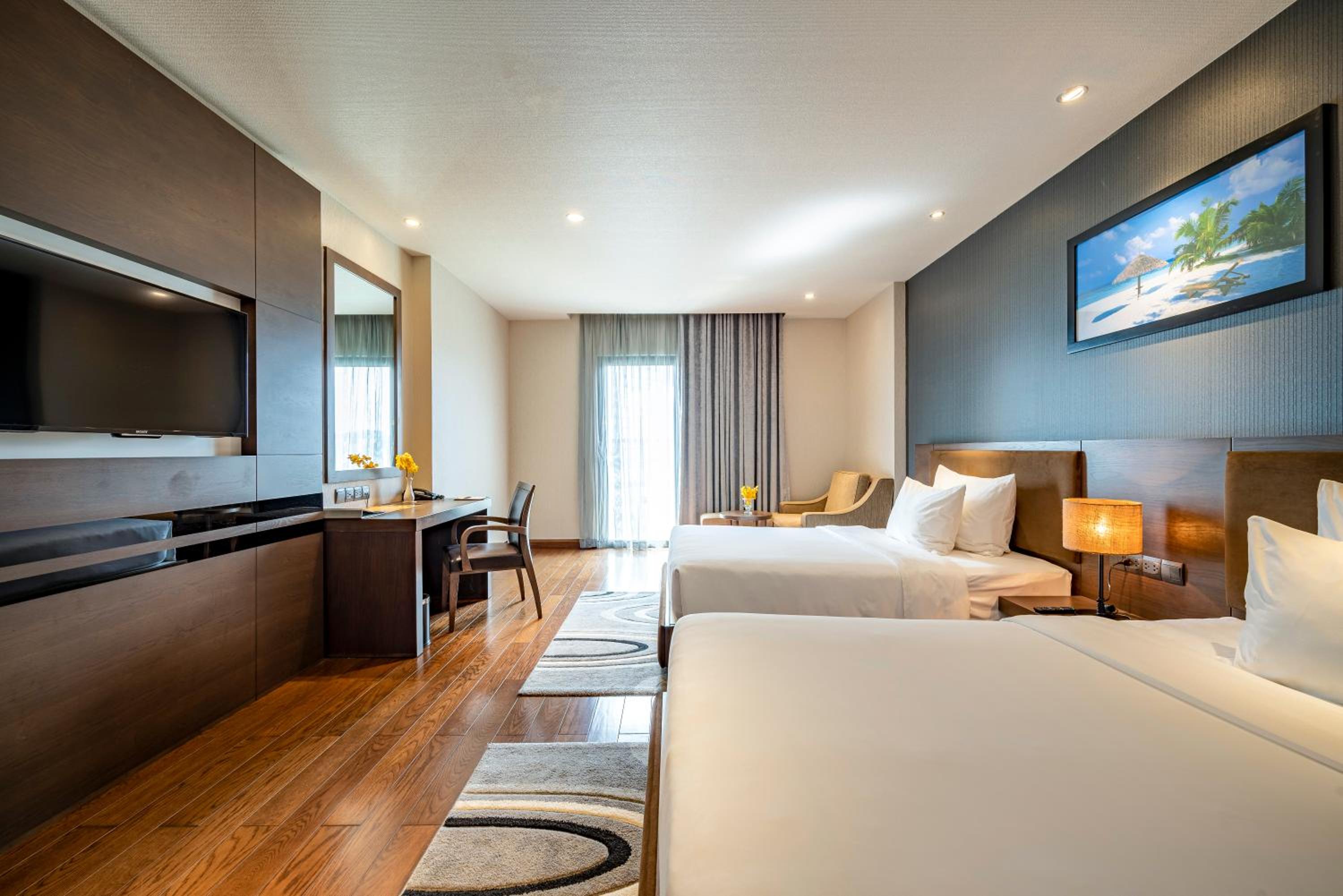 Premier Twin Room thumbnail 5