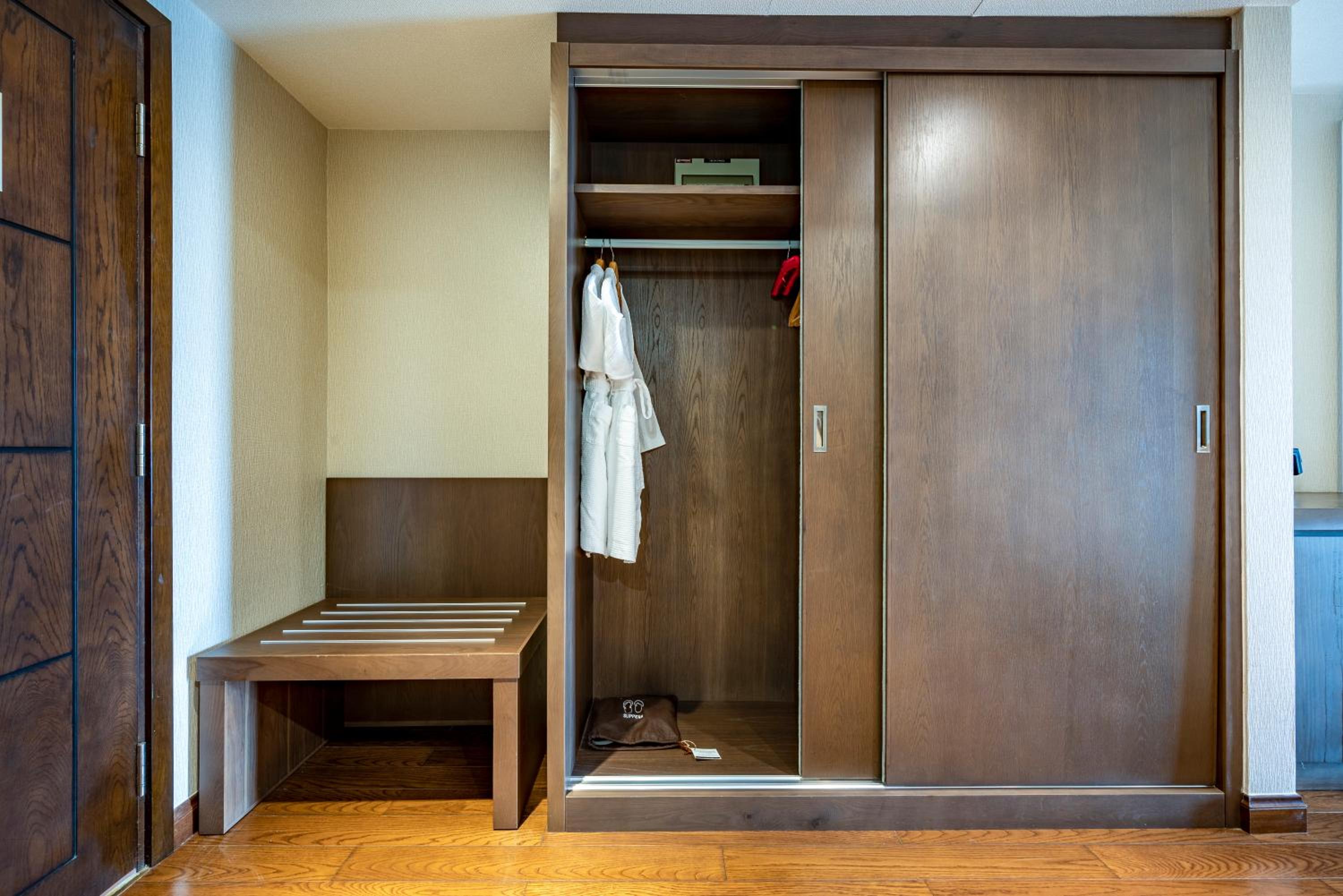 Premier Twin Room thumbnail 6