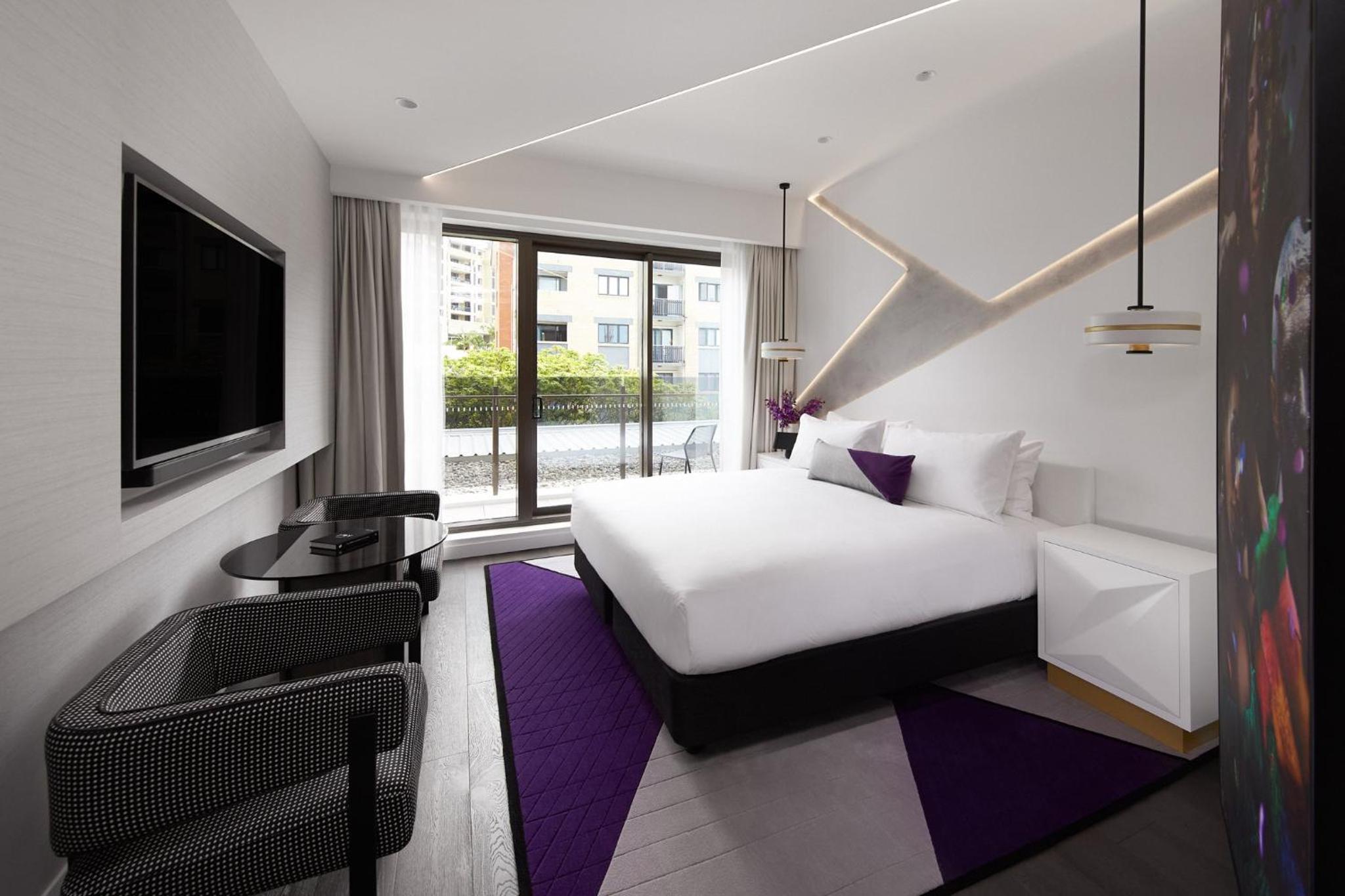 Standard King Room with Balcony - Photo 6