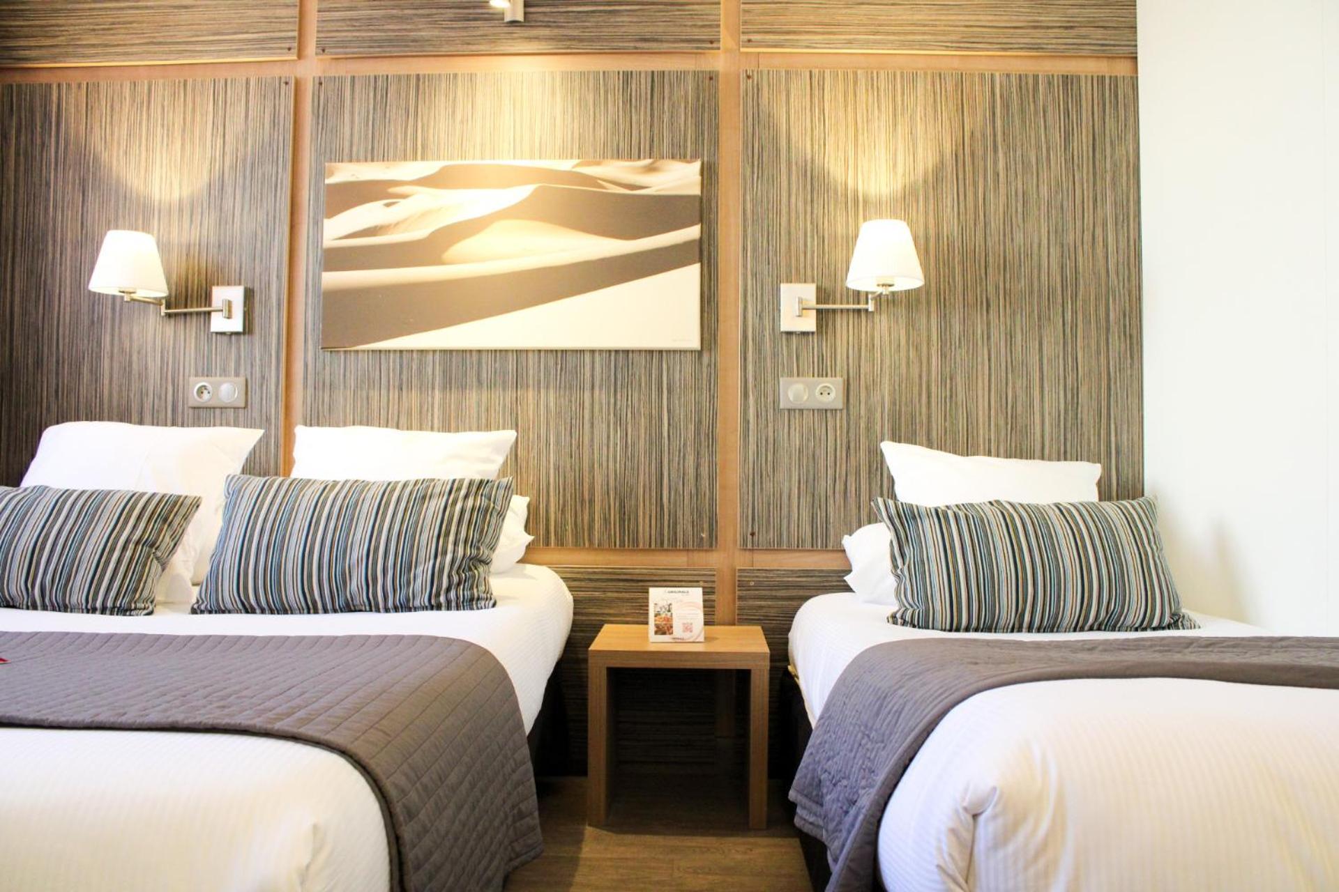 Standard Triple Room view court - Photo 3