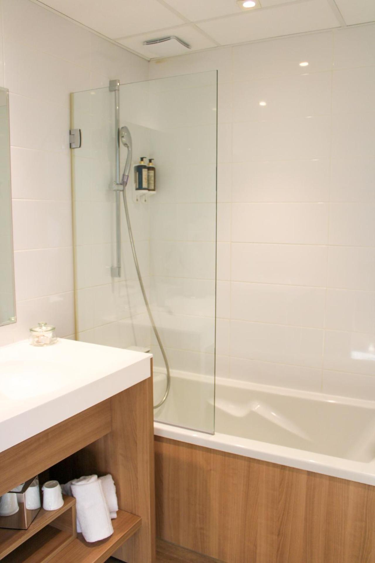 Premium Triple Room with pool view - Photo 8