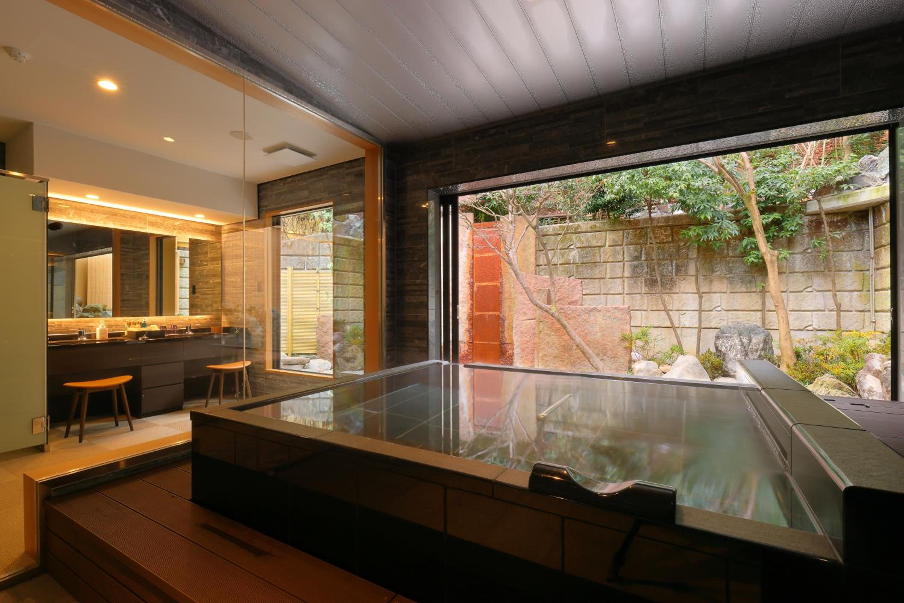 Presidential suite with indoor silver hot springs photo 2