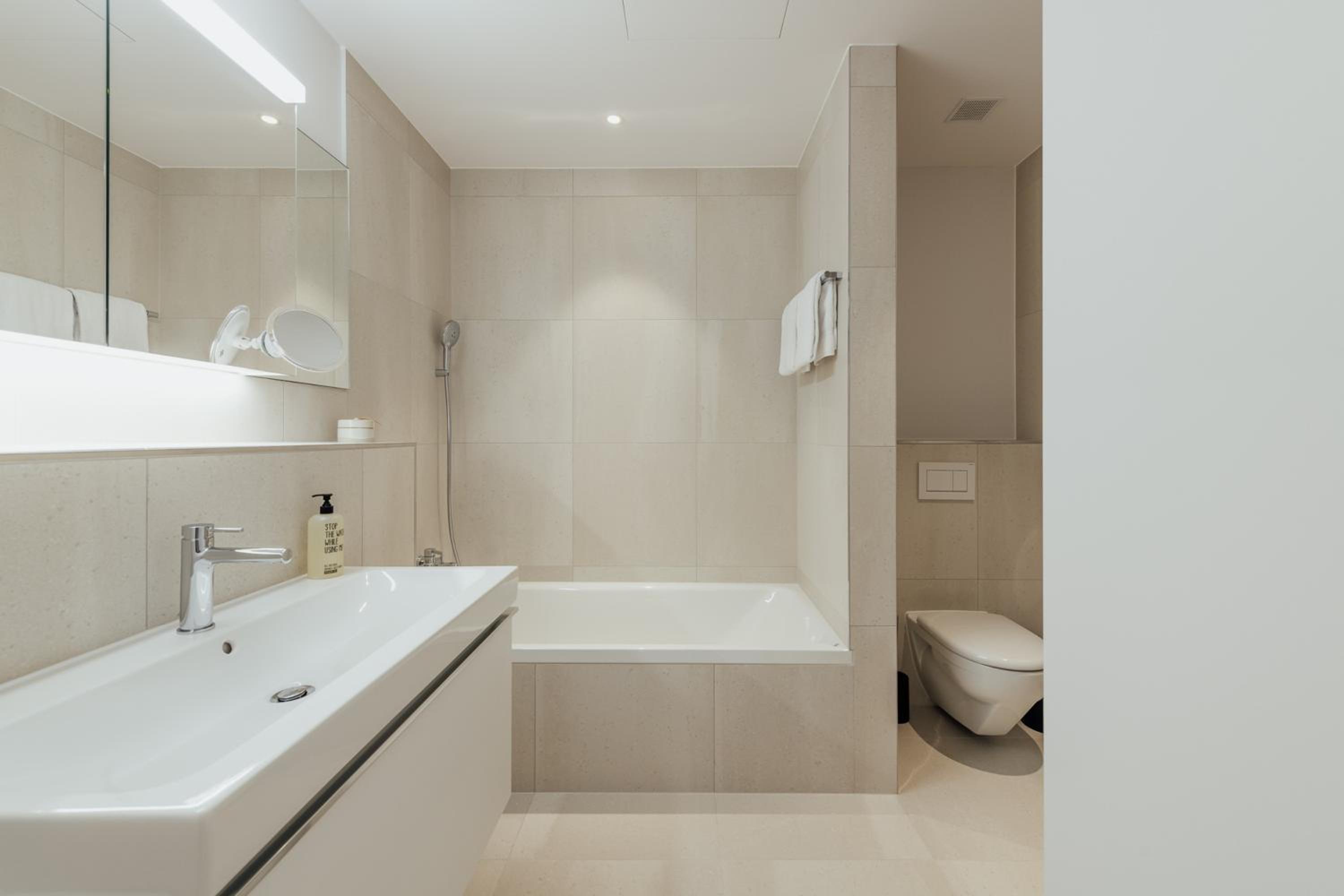Large Two-Bedroom Apartment - Photo 19