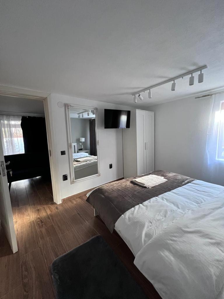 Family Studio - Photo 1