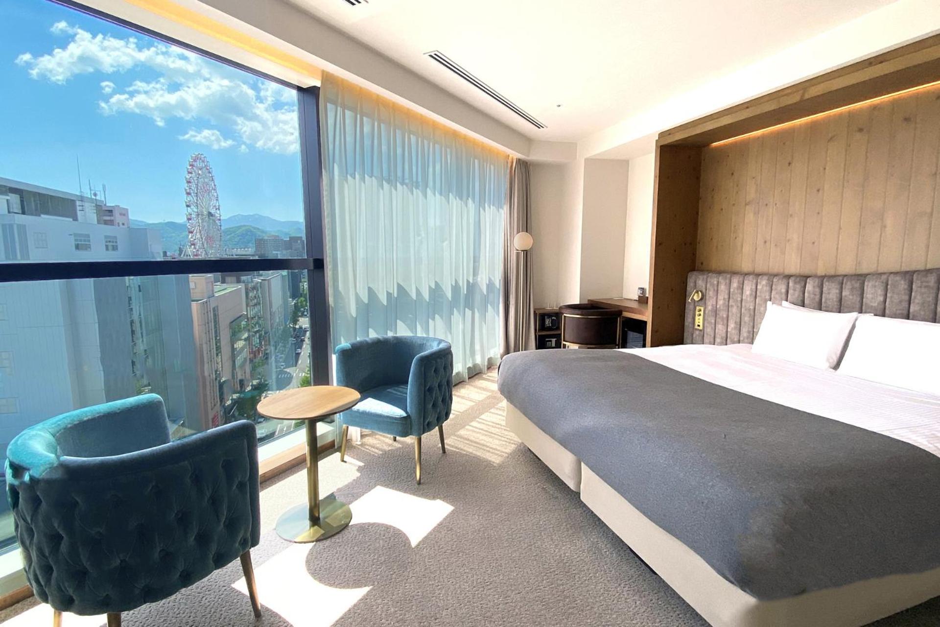 Deluxe King Room with Panoramic City View - Photo 1