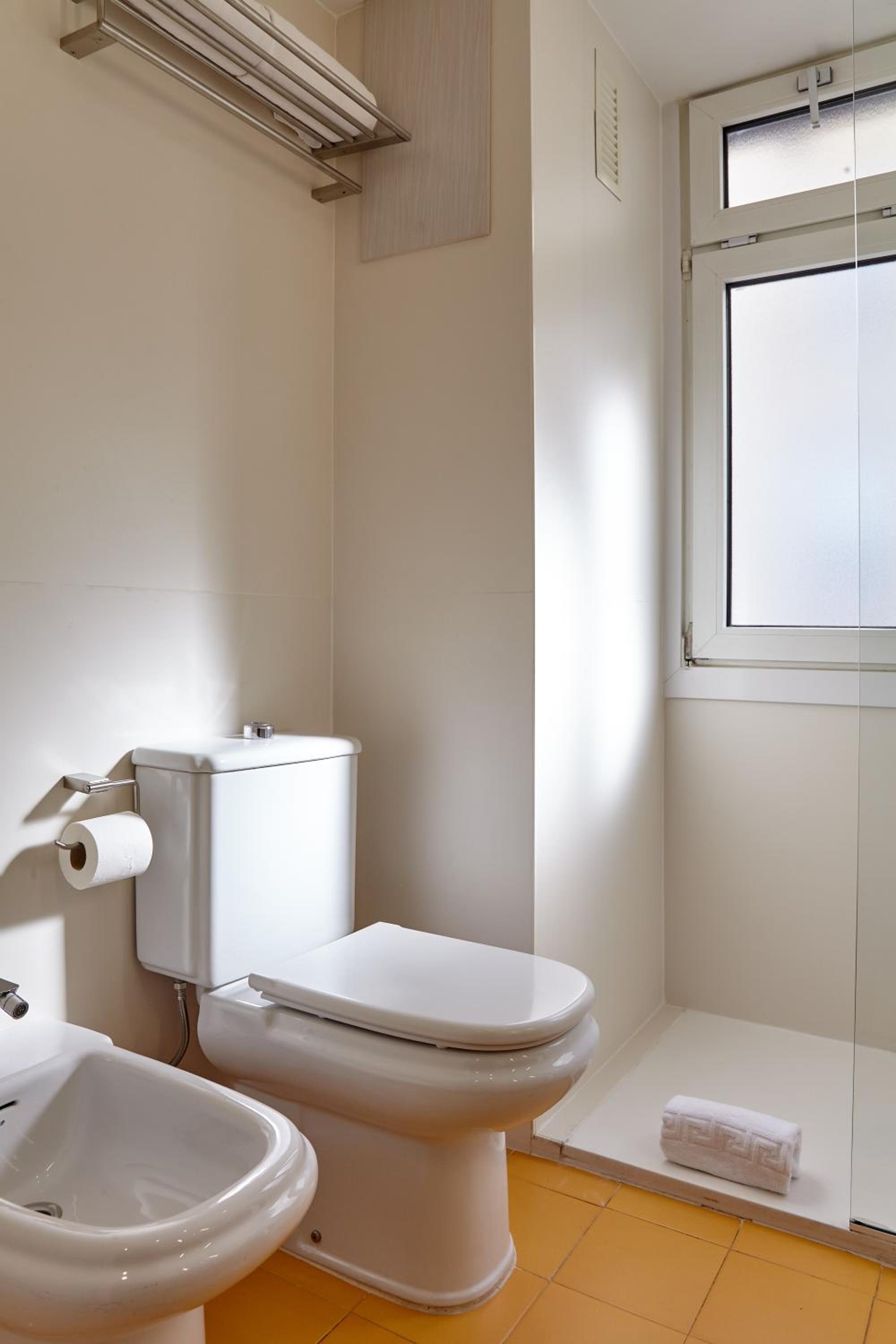 Twin Room - Photo 8