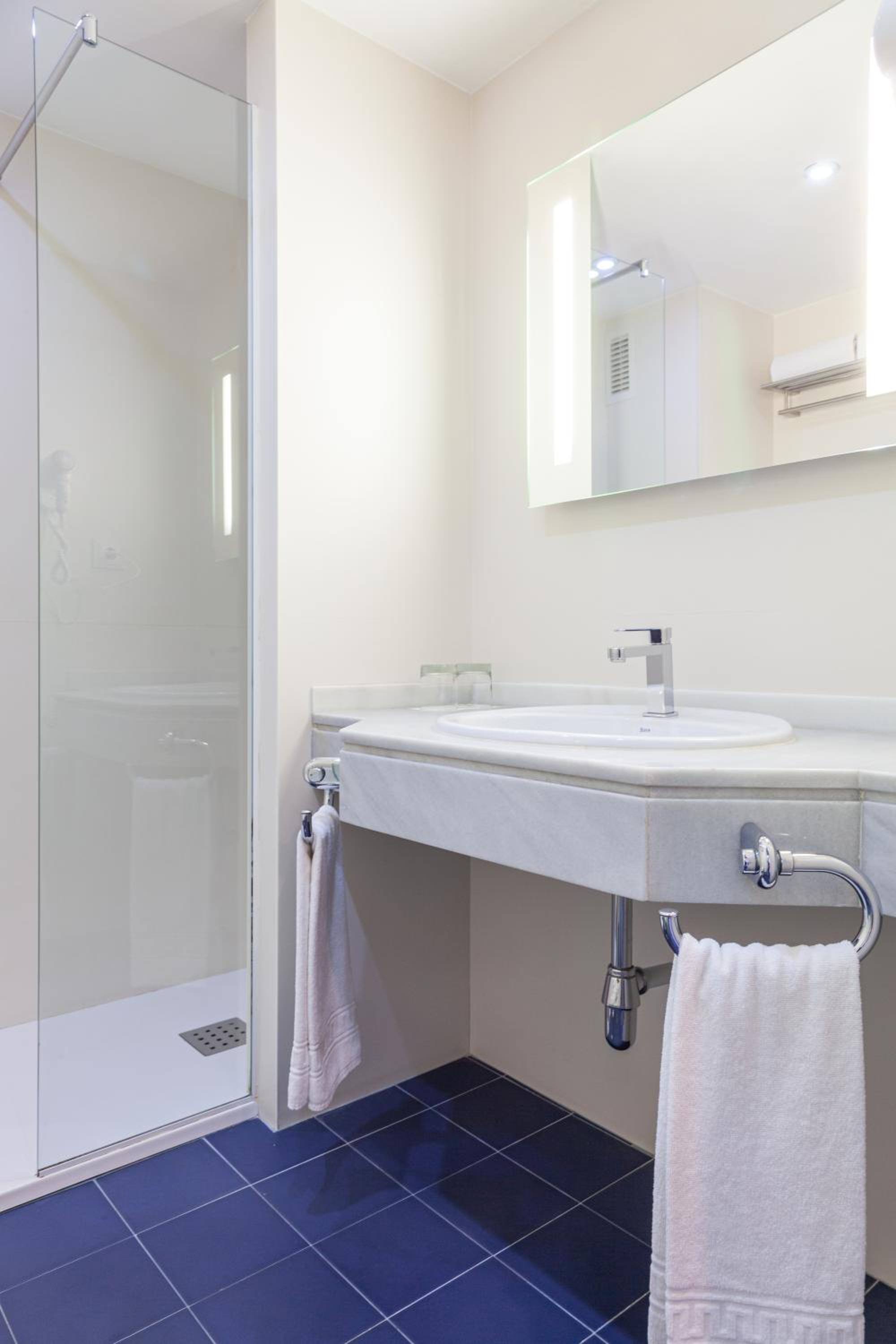 Twin Room - Photo 9
