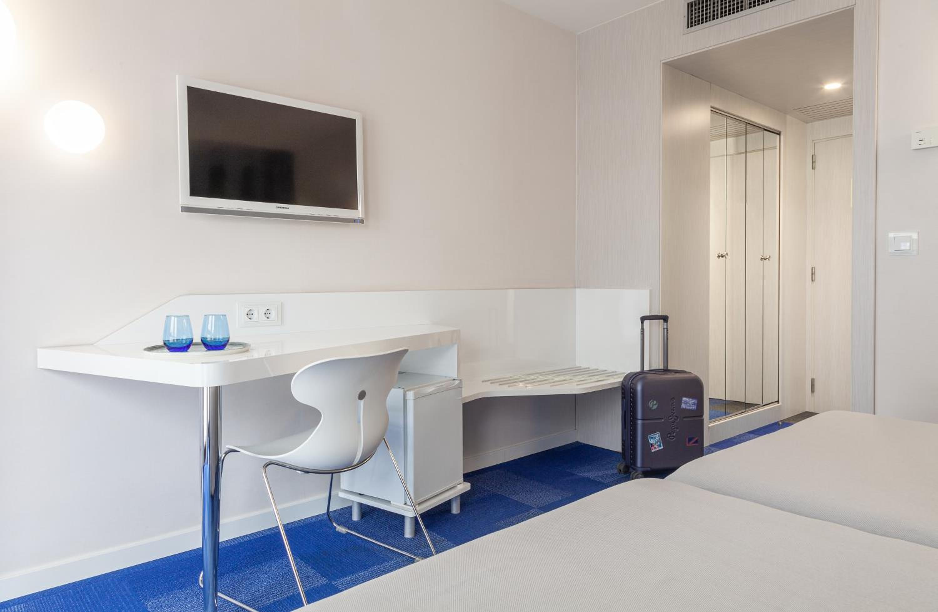 Twin Room - Photo 13