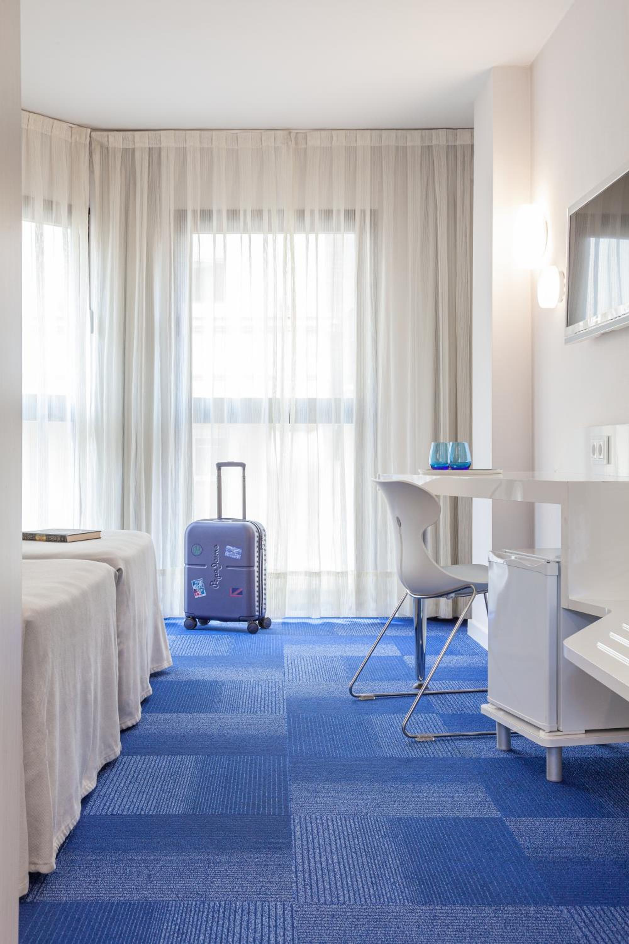 Twin Room - Photo 12