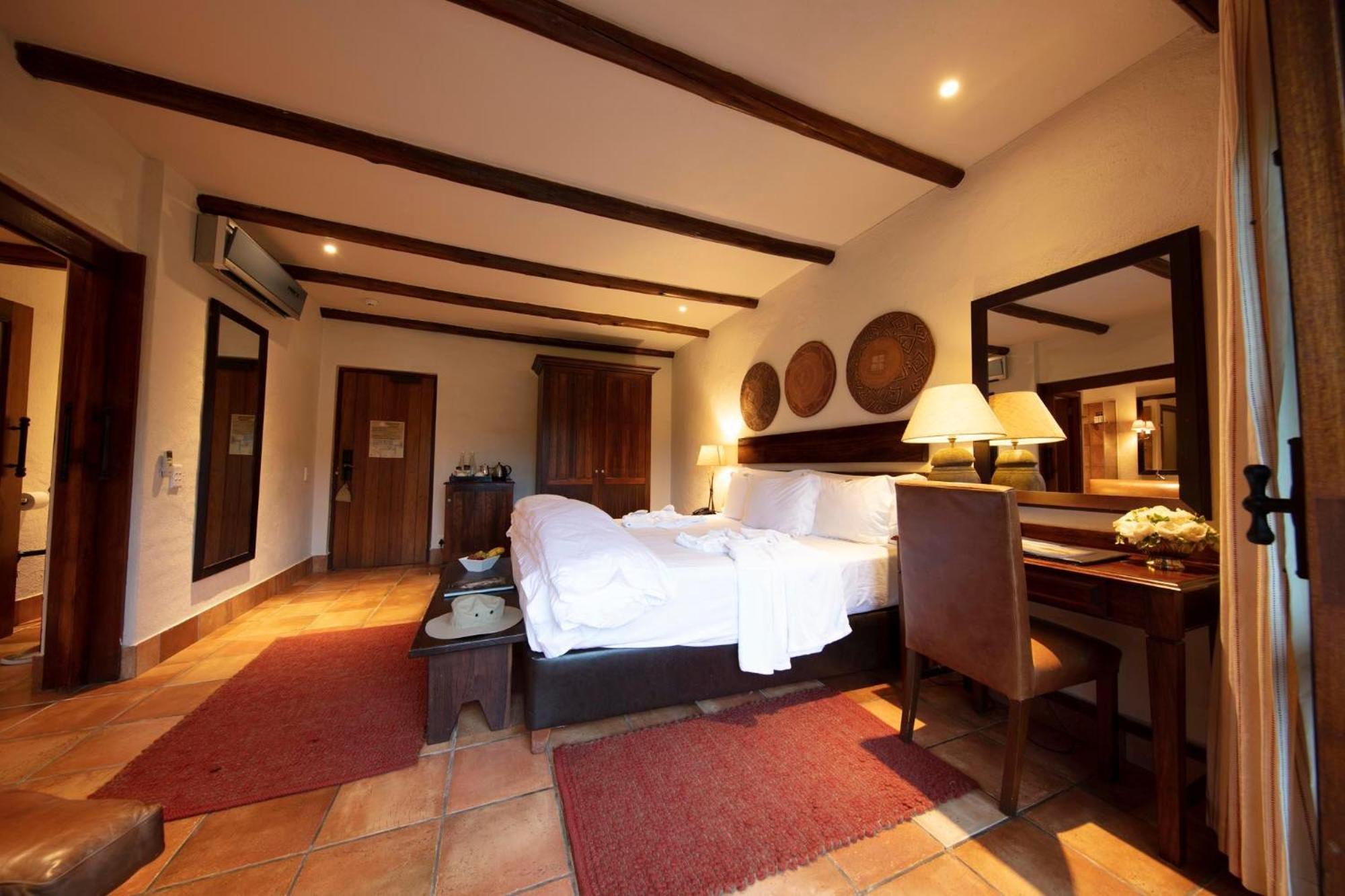 Standard Courtyard Facing Suite photo 2