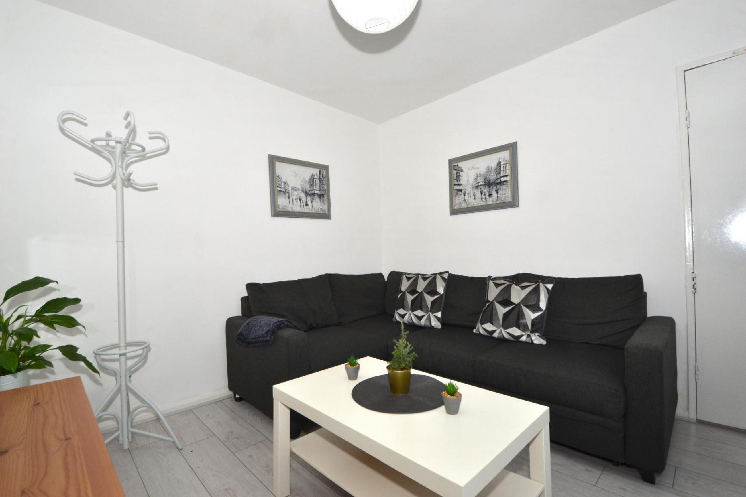 Four-Bedroom House photo 3