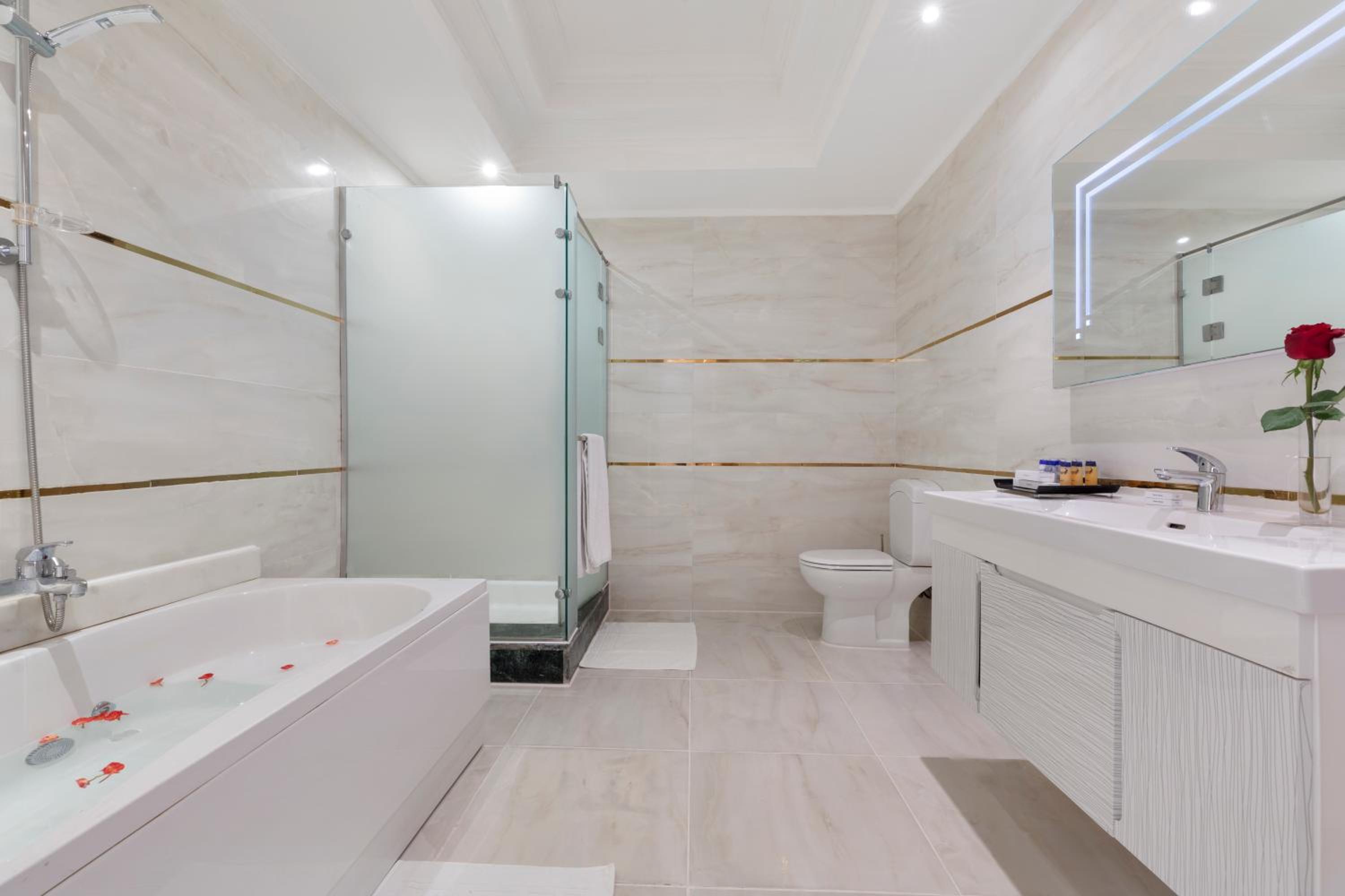 Jacuzzi Bungalow thumbnail 6