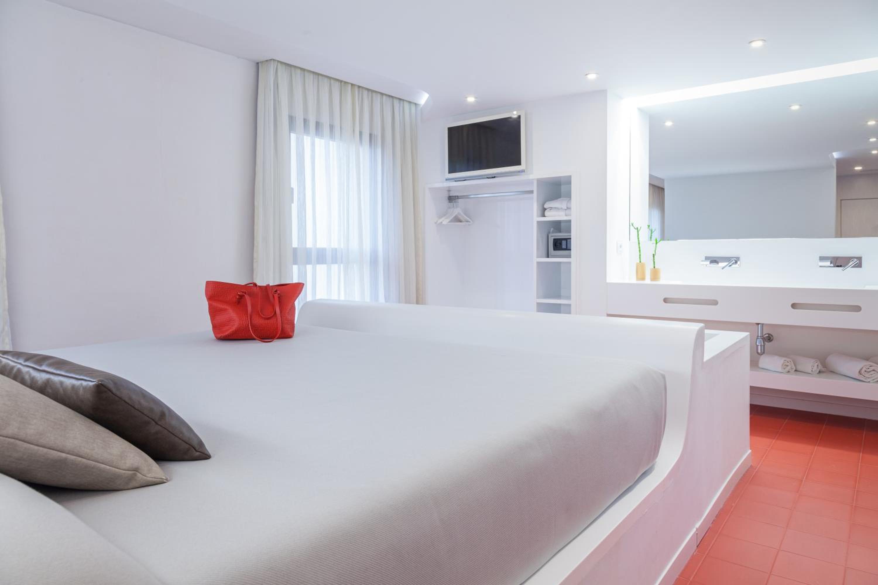 Junior Suite (2 Adults) - Photo 13