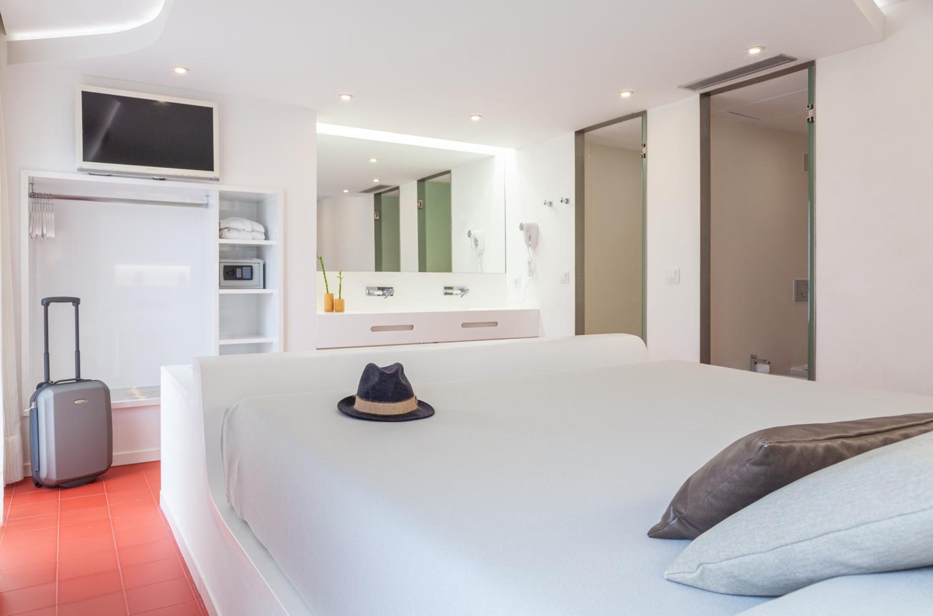 Junior Suite (2 Adults) - Photo 15