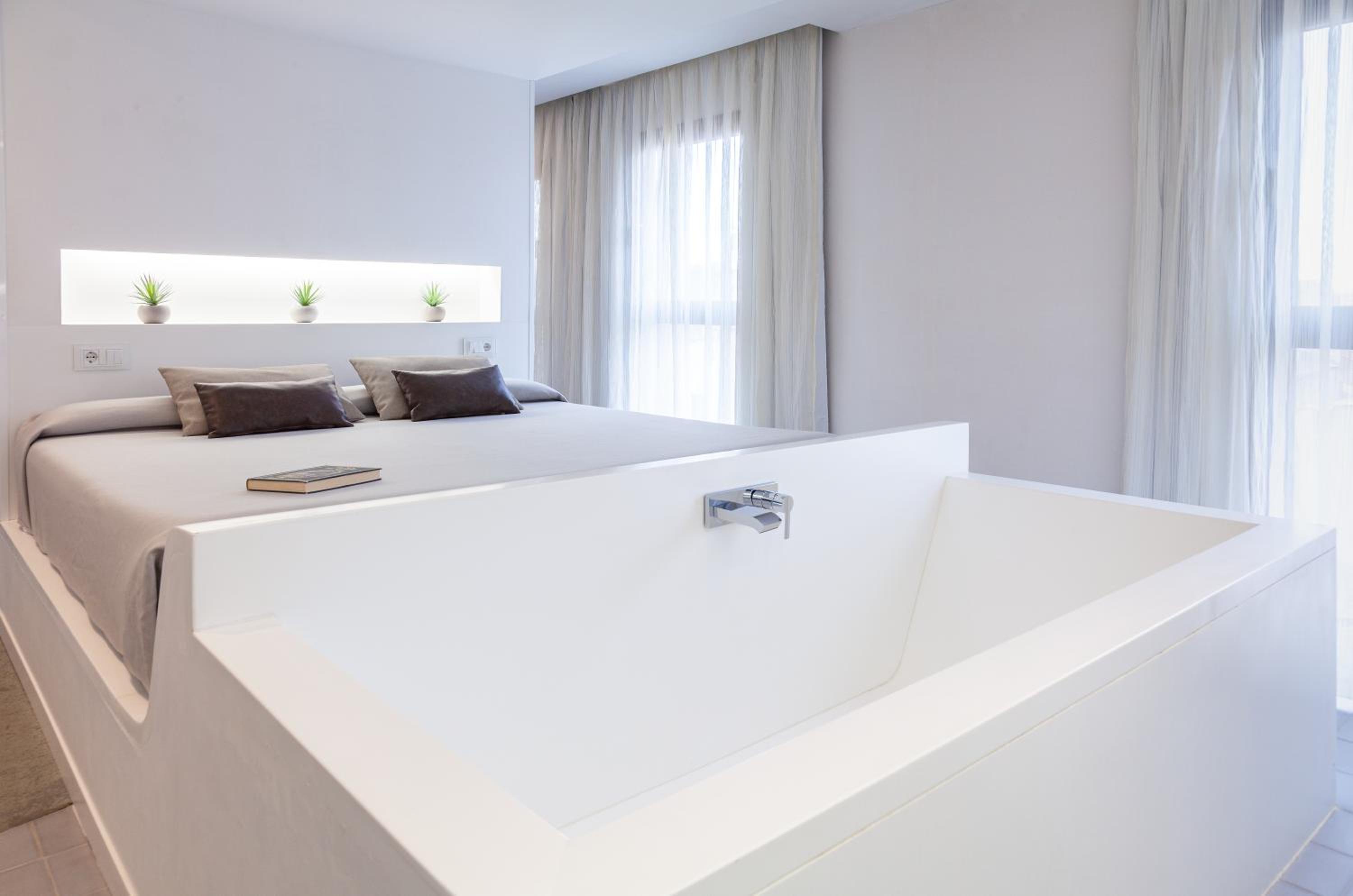 Junior Suite (2 Adults) - Photo 14