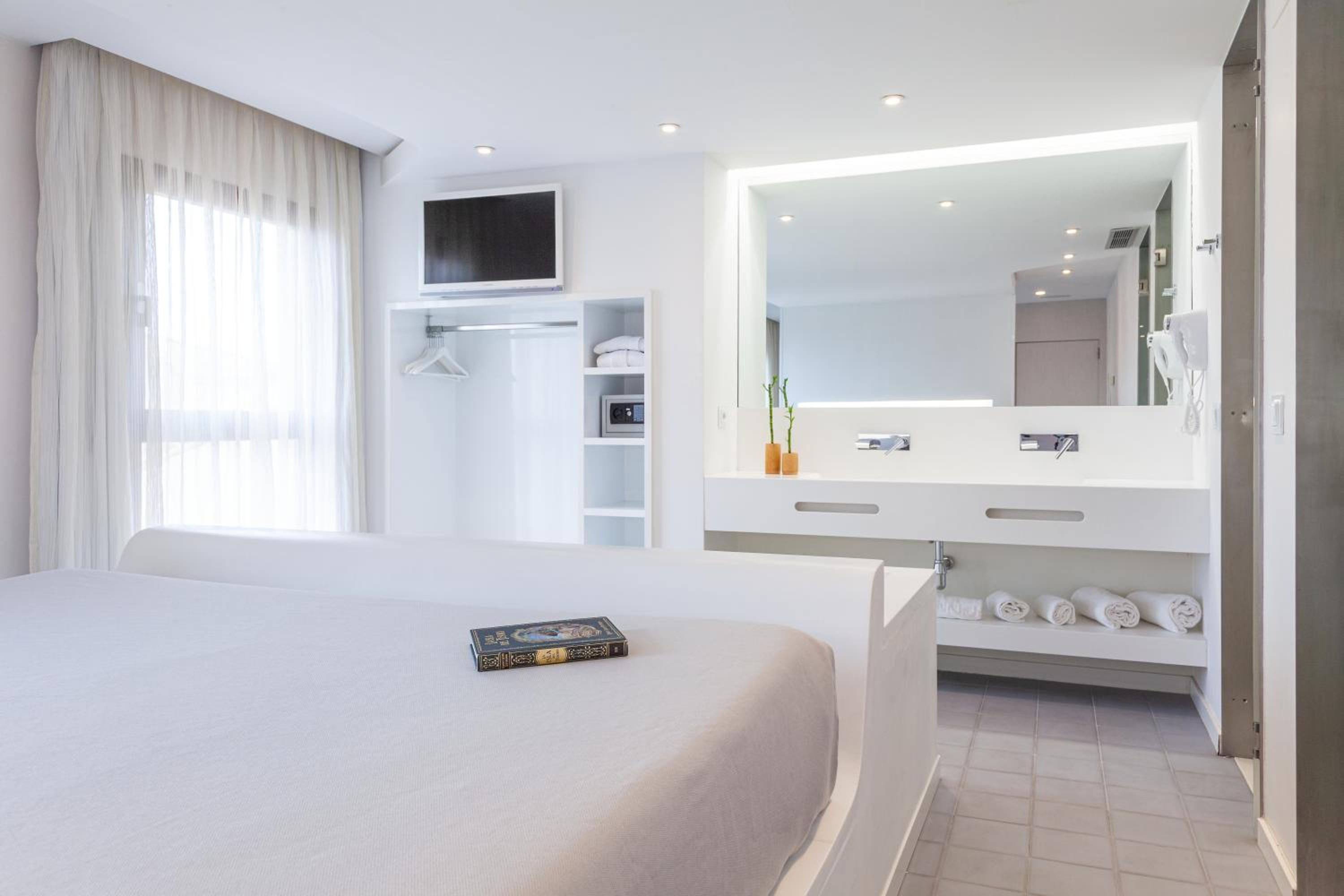 Junior Suite (2 Adults) - Photo 11