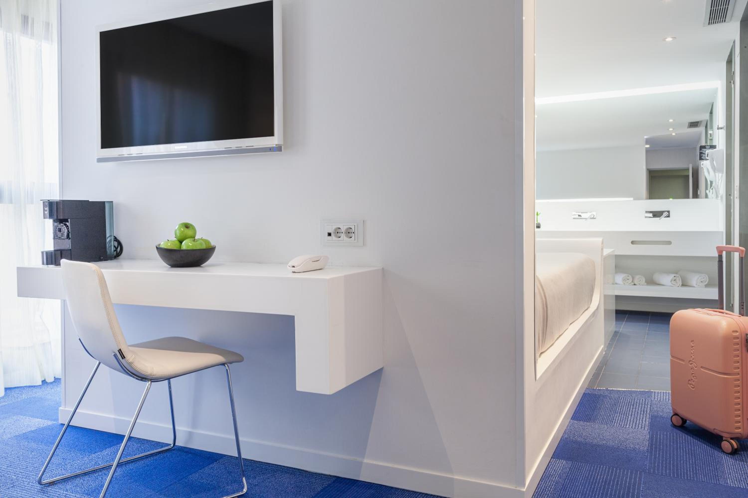 Junior Suite (2 Adults) - Photo 19