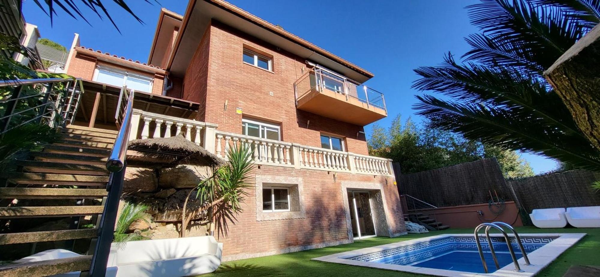 Five-Bedroom House photo 3
