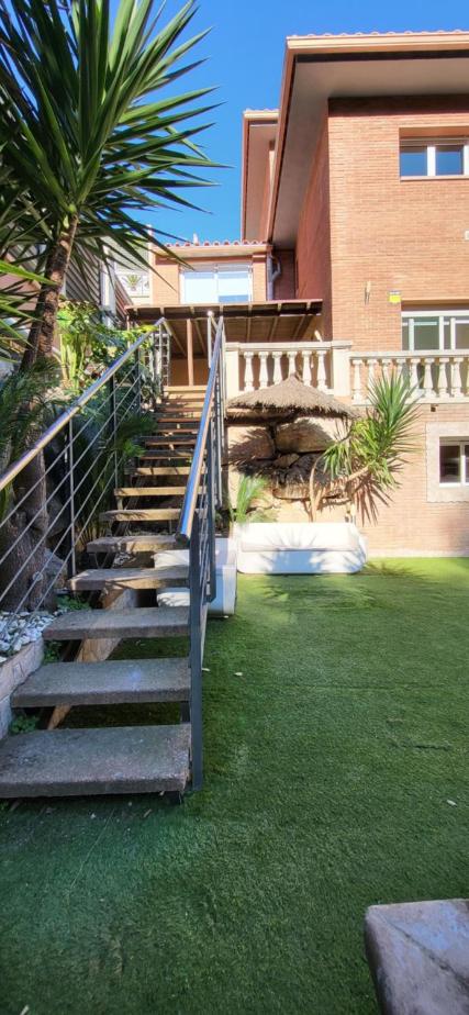 Five-Bedroom House photo 2