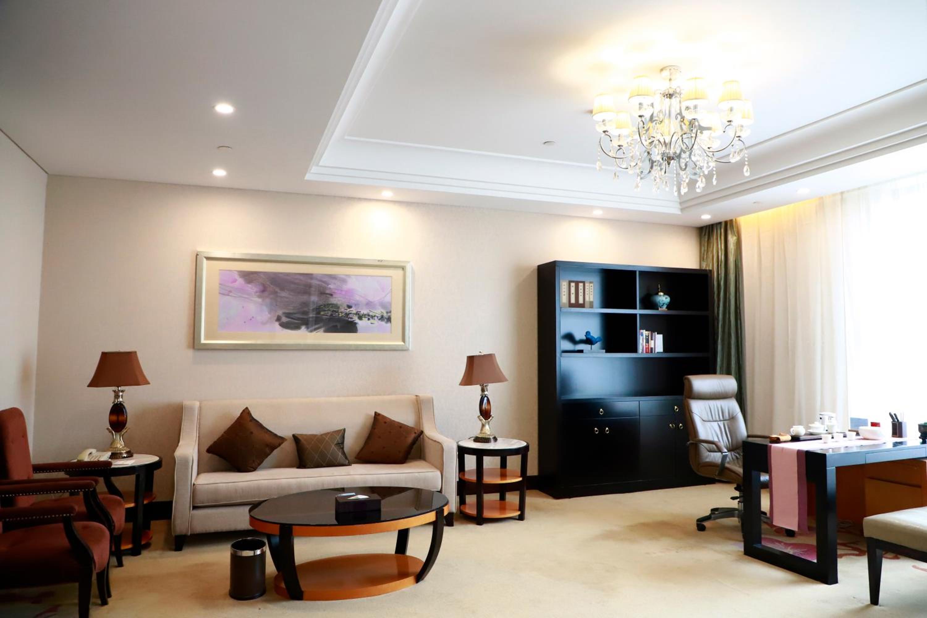 Superior King Smoking Suite