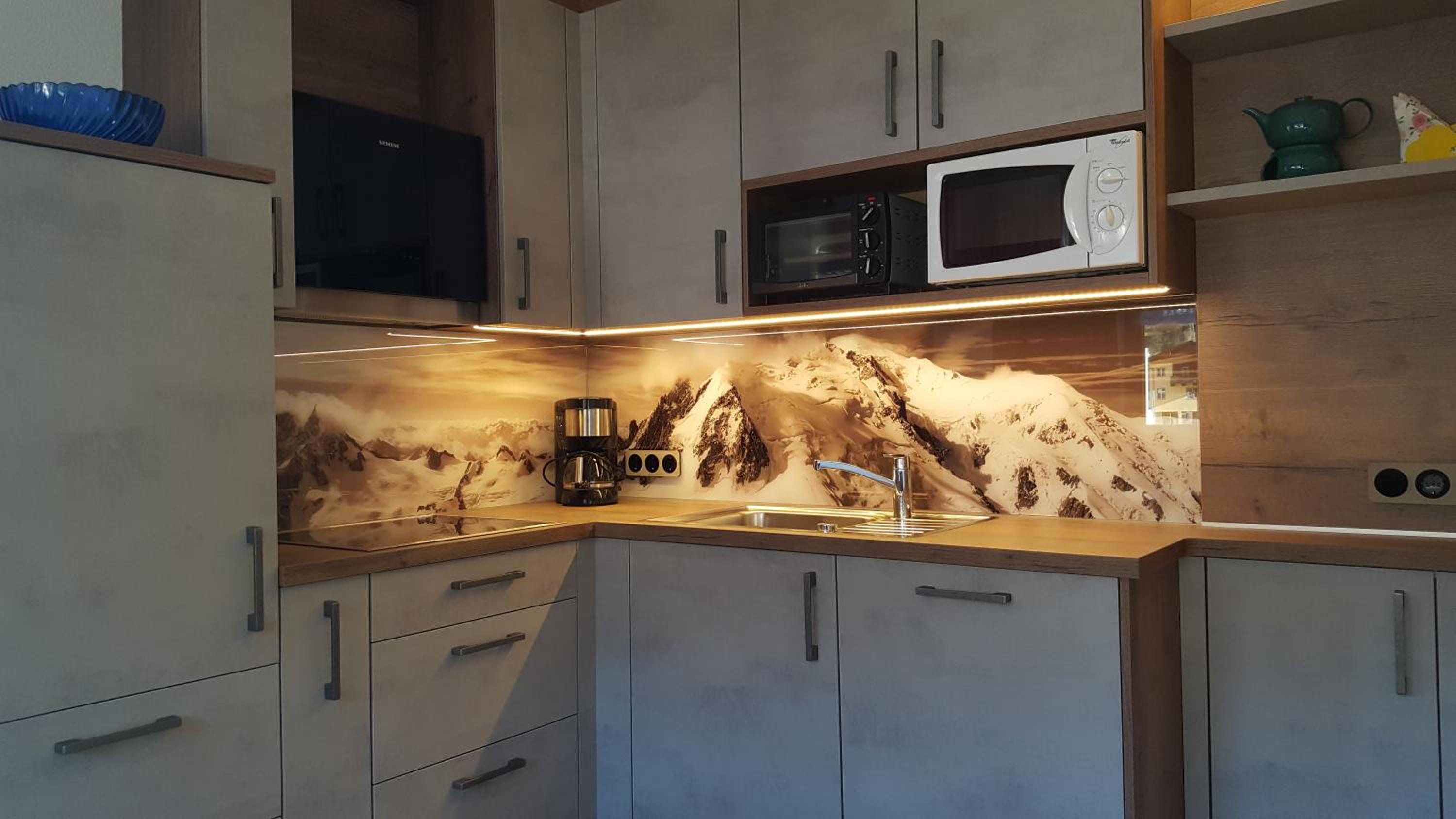 One-Bedroom Apartment with Balcony and Mountain View   photo 2