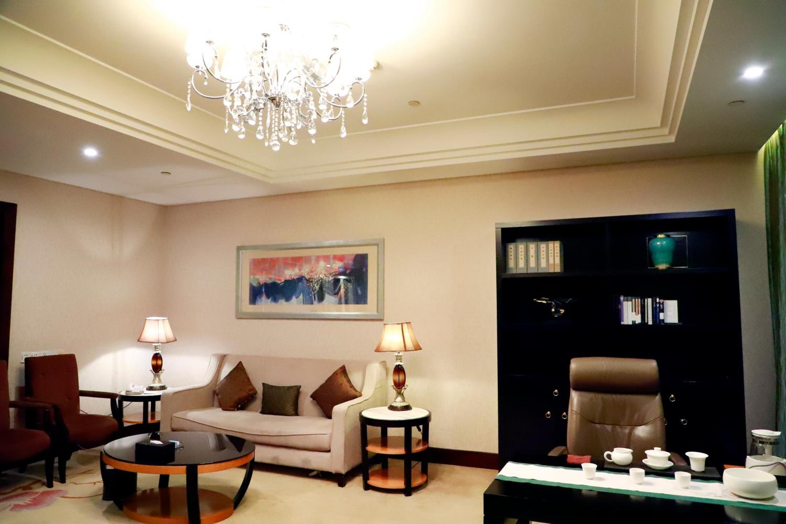 Deluxe King Nonsmoking Suite