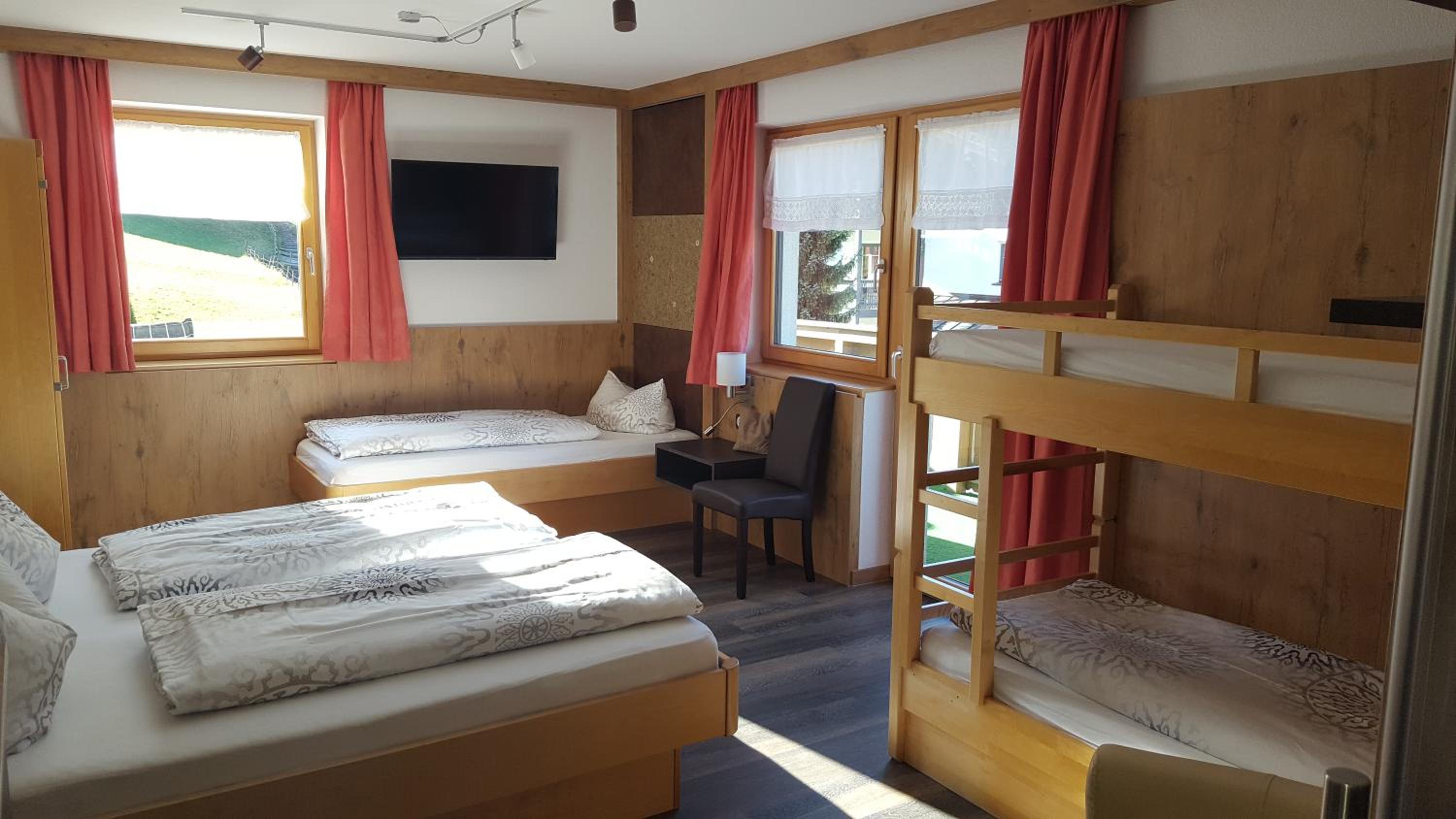 One-Bedroom Apartment with Balcony and Mountain View   photo 1