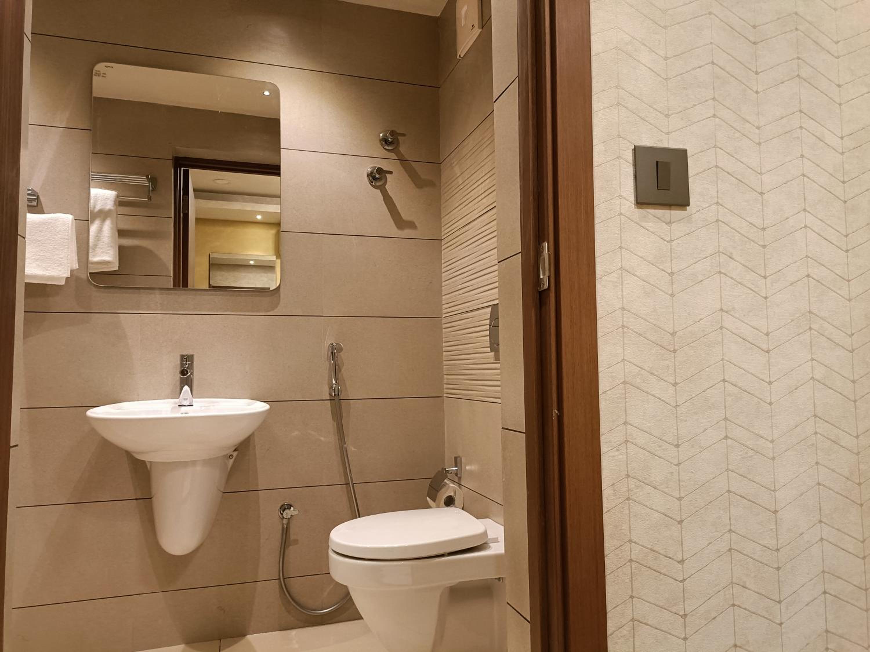 Deluxe Double Room - Photo 9