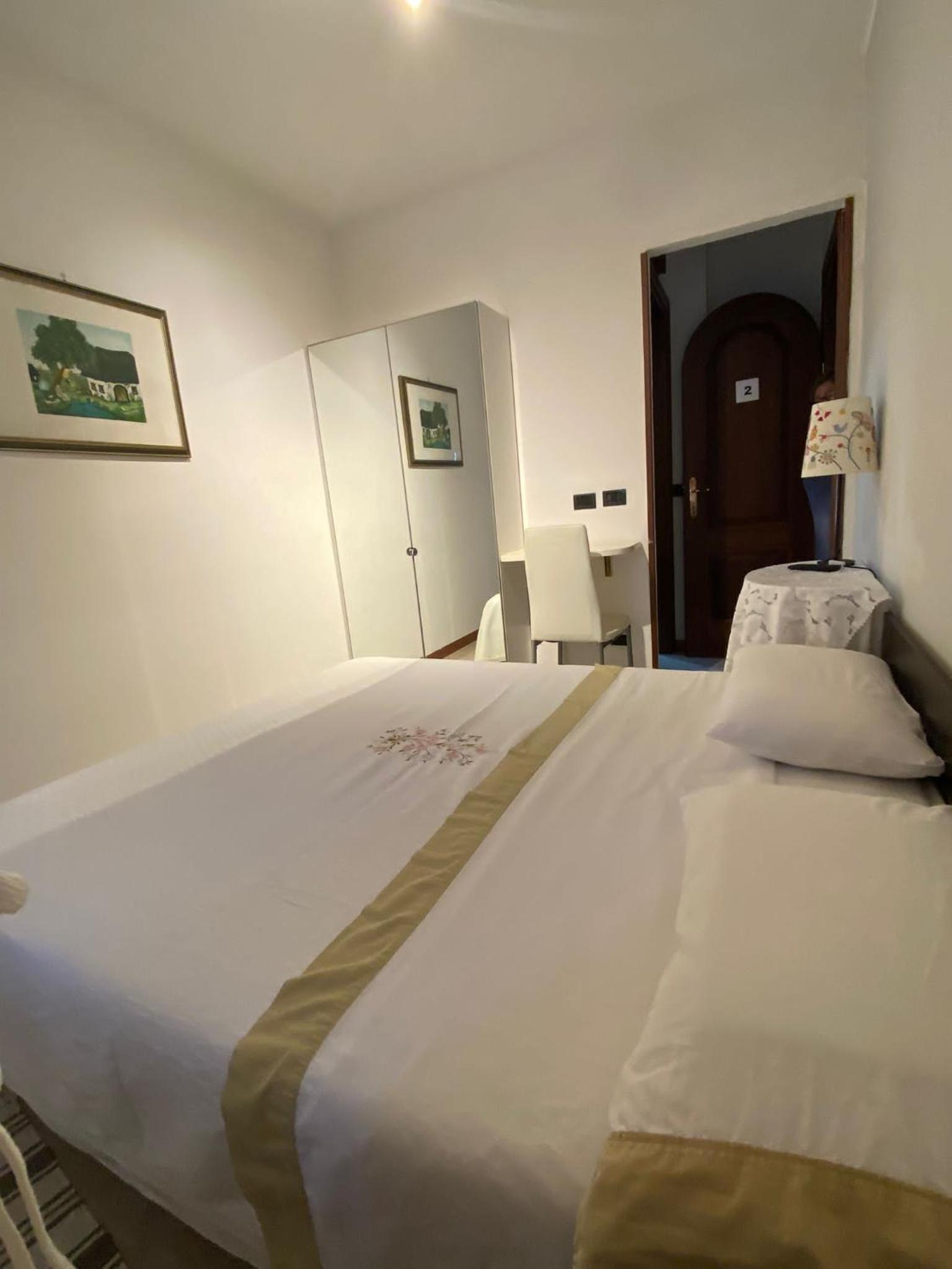 Double Room with Private Bathroom - Photo 2