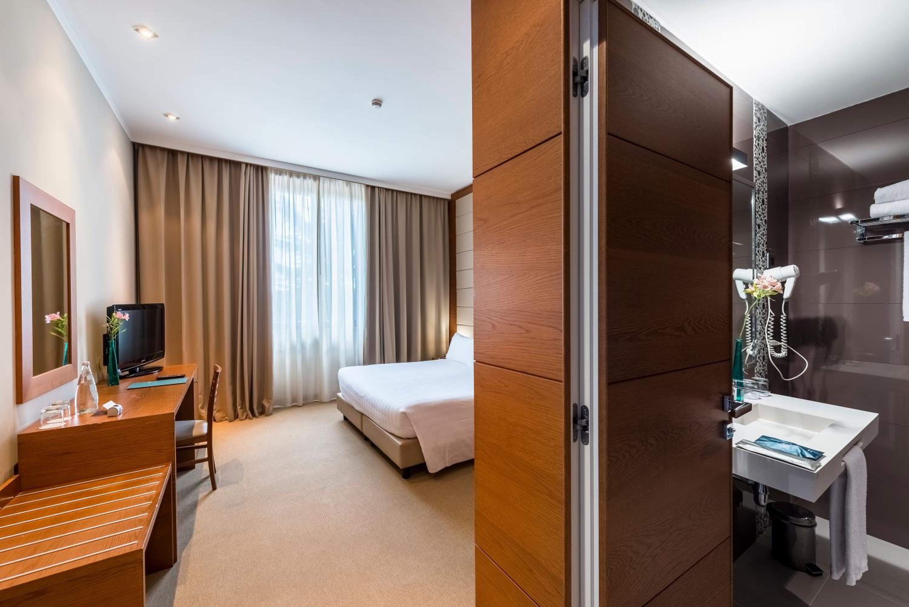 Executive Room (2 Adults + 1 Child) thumbnail 6