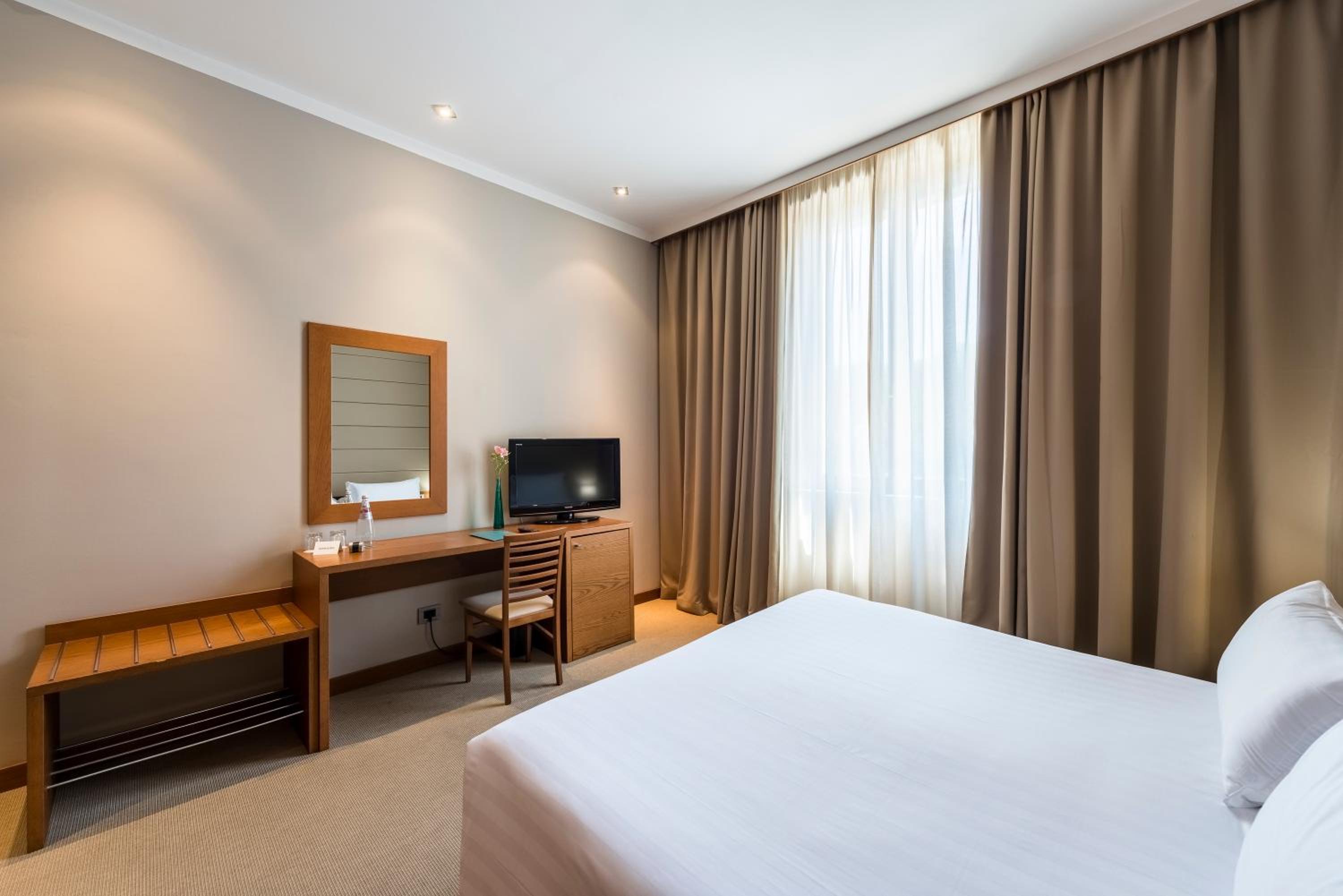 Deluxe Double or Twin Room thumbnail 5