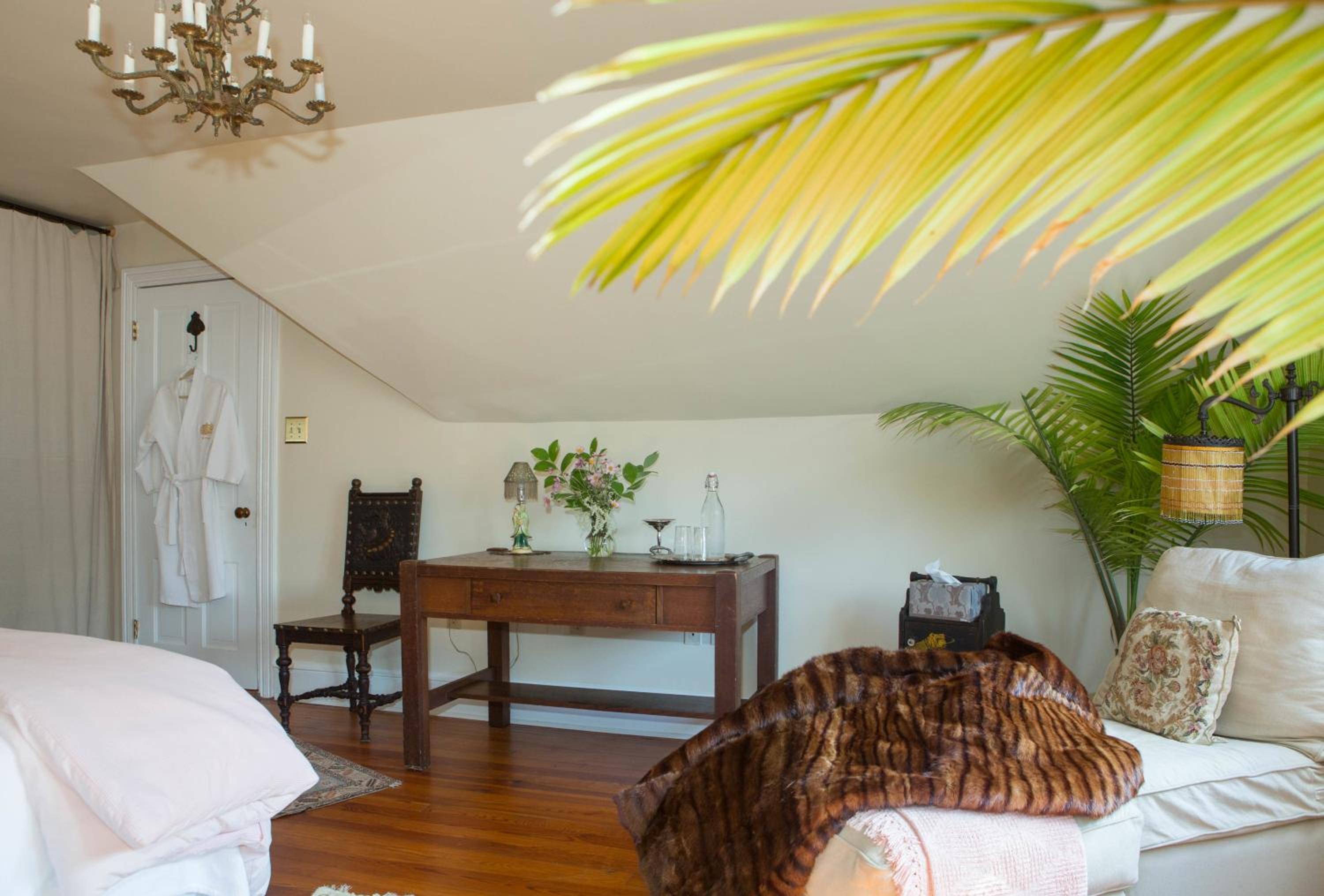 Deluxe Queen Room: Bamboo Room photo 3