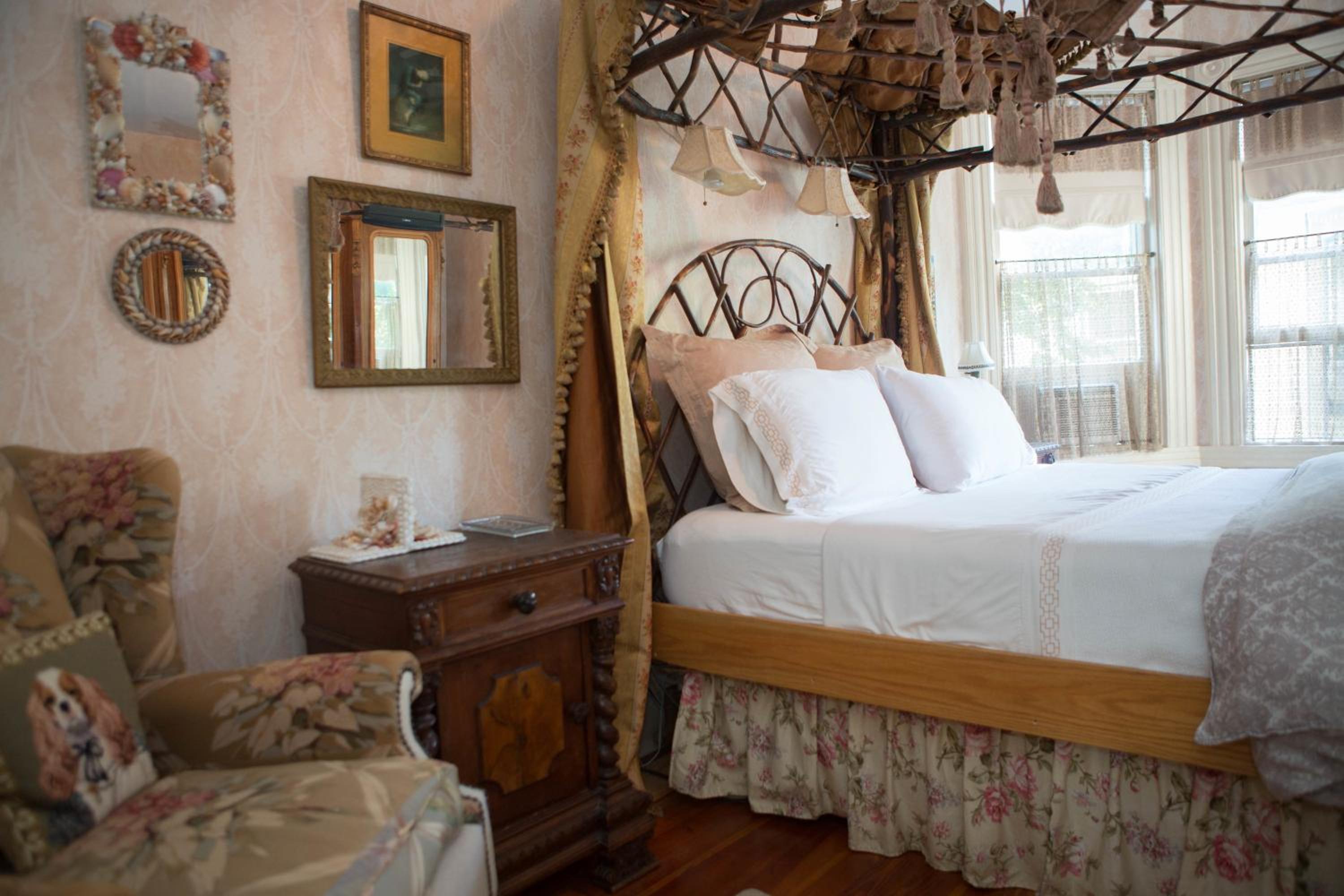 Deluxe Queen Room: Lace Room photo 3