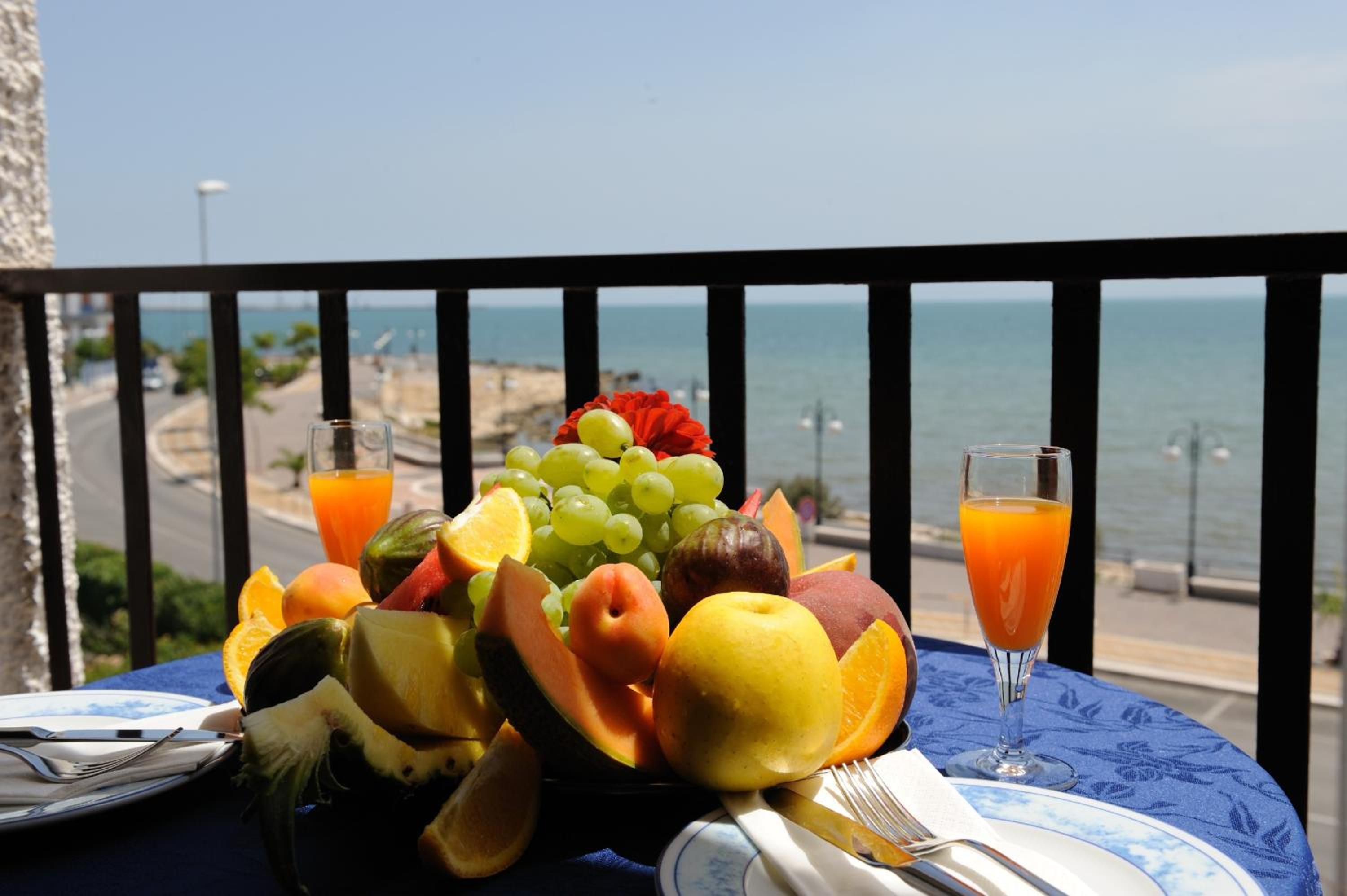 Double or Twin Room with Sea View - Photo 2