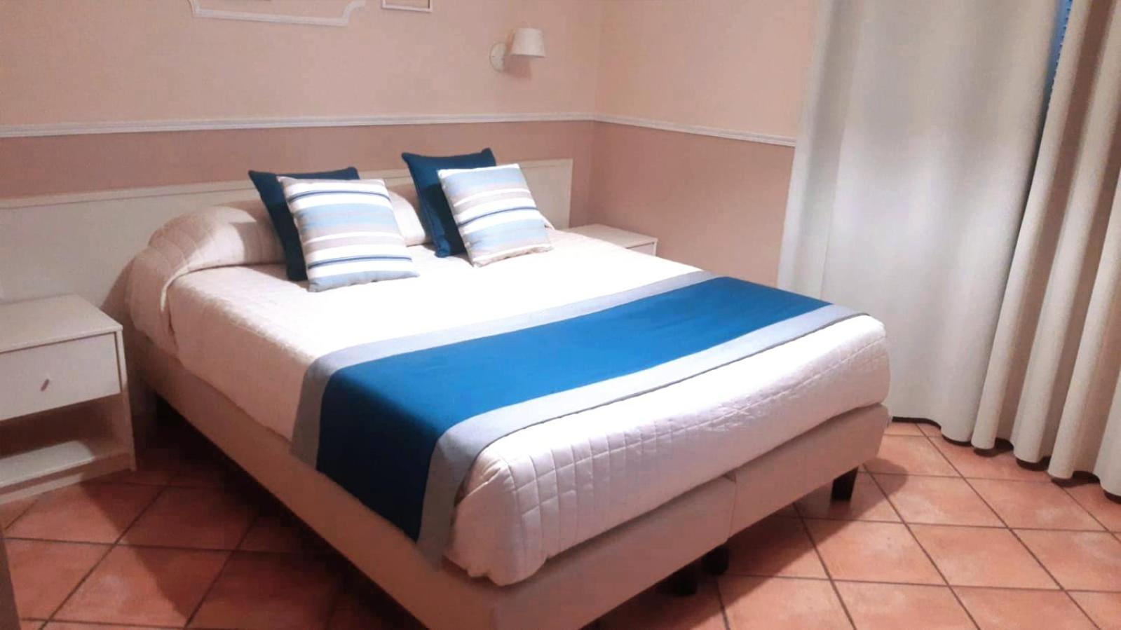 Double Room - Photo 18