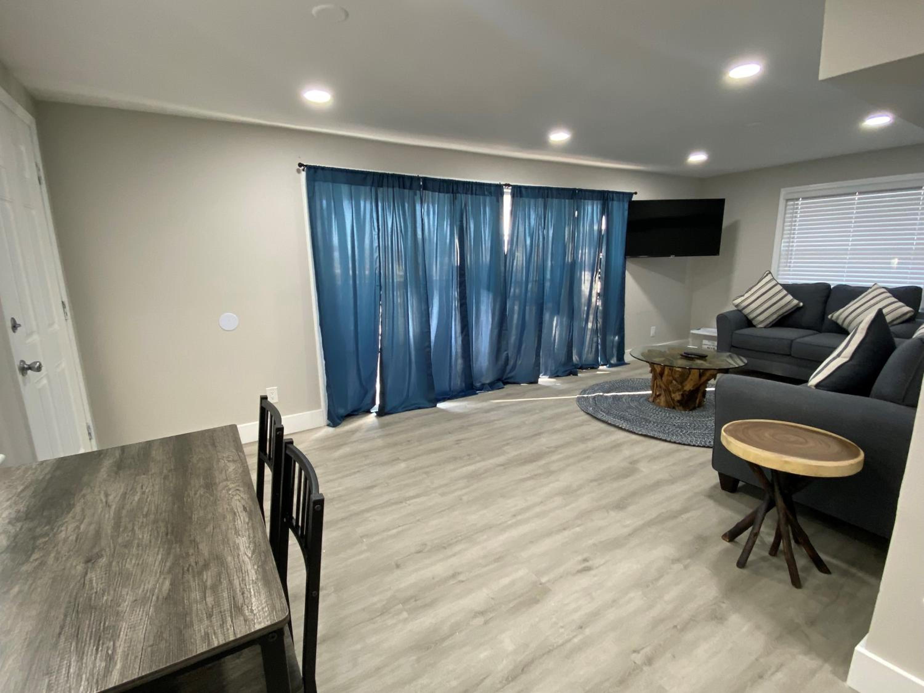 Deluxe King Suite photo 3