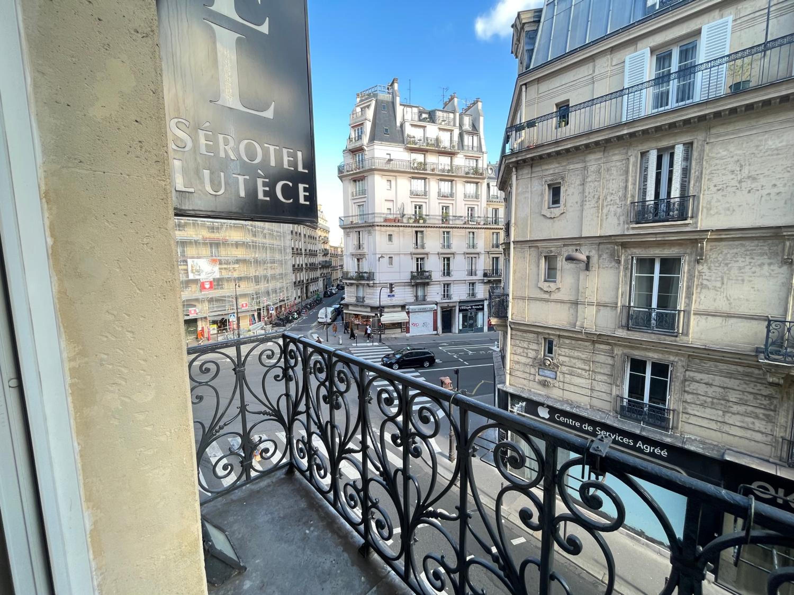 Superior Double Room with Balcony thumbnail 5