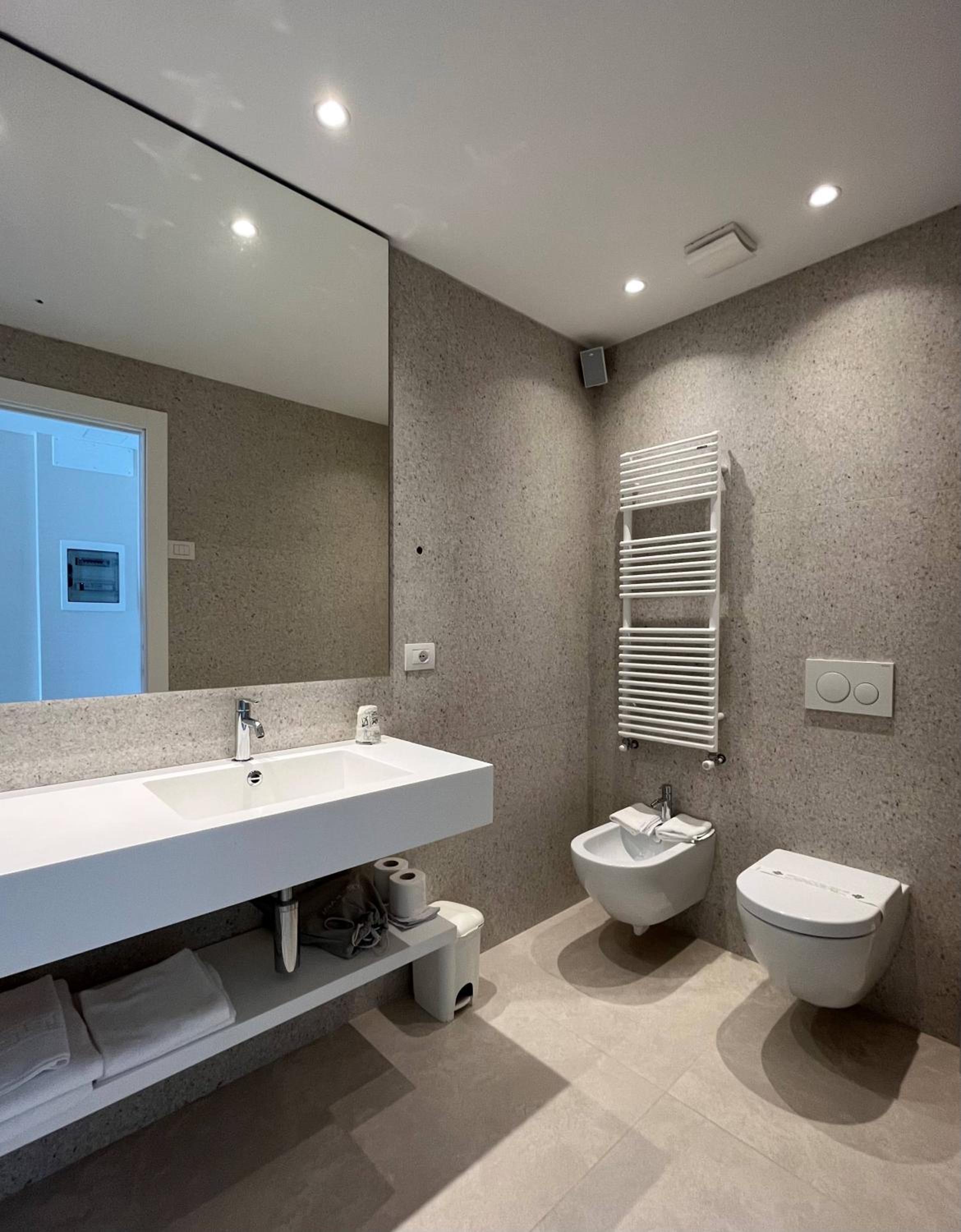 Deluxe Double Room with Balcony - Photo 12