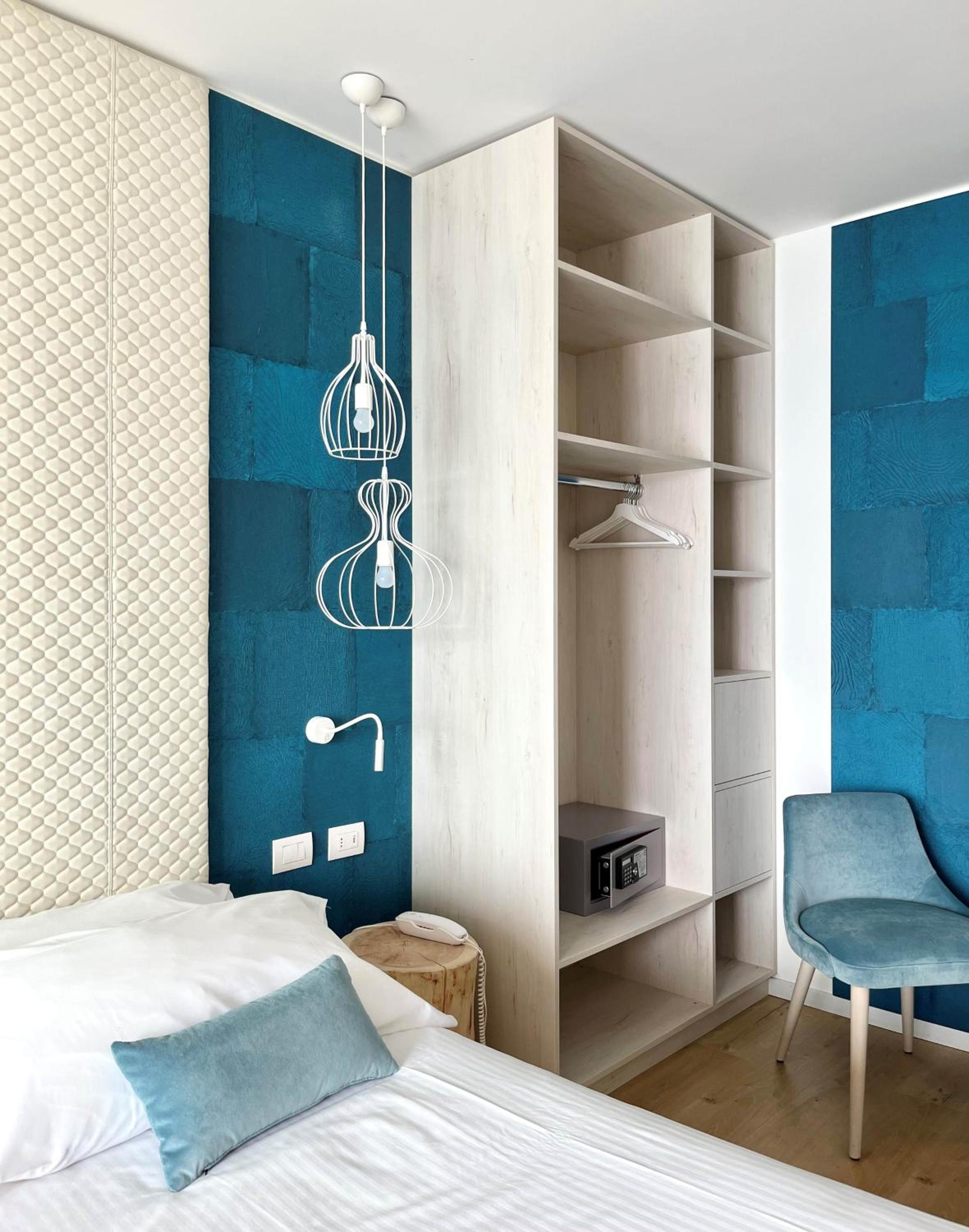Deluxe Double Room with Balcony - Photo 16