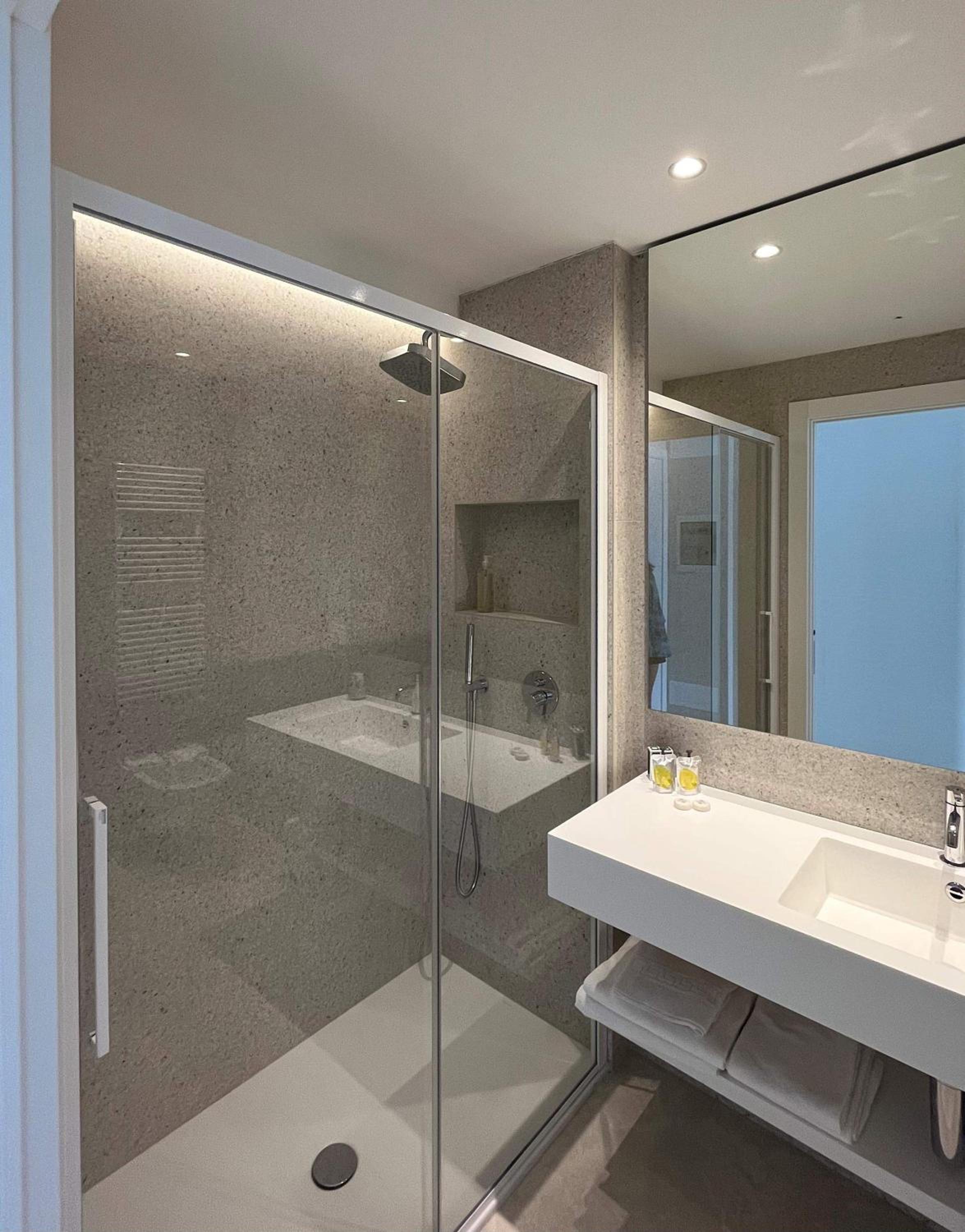 Deluxe Double Room with Balcony - Photo 19
