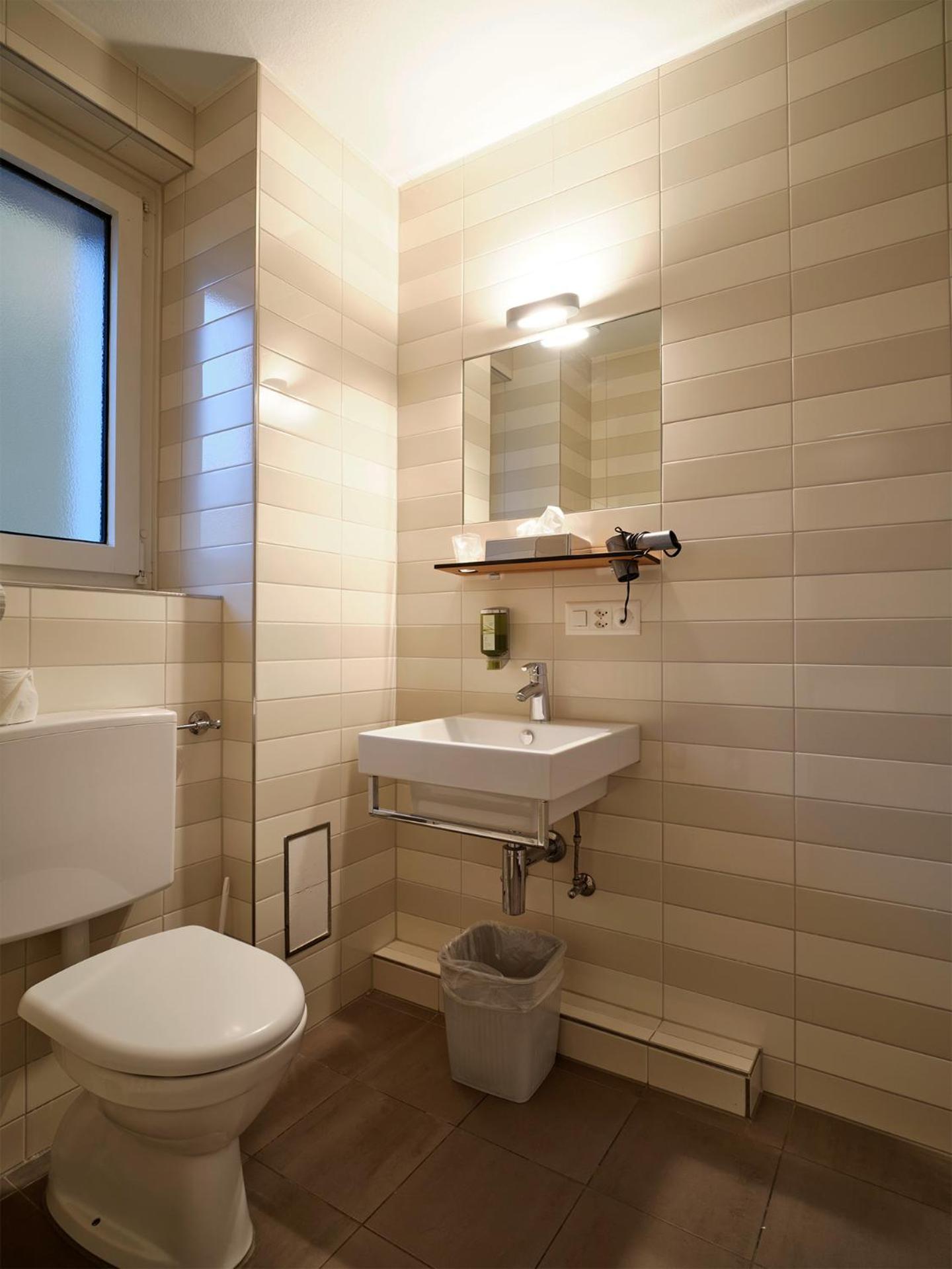 Budget Double Room - Photo 5