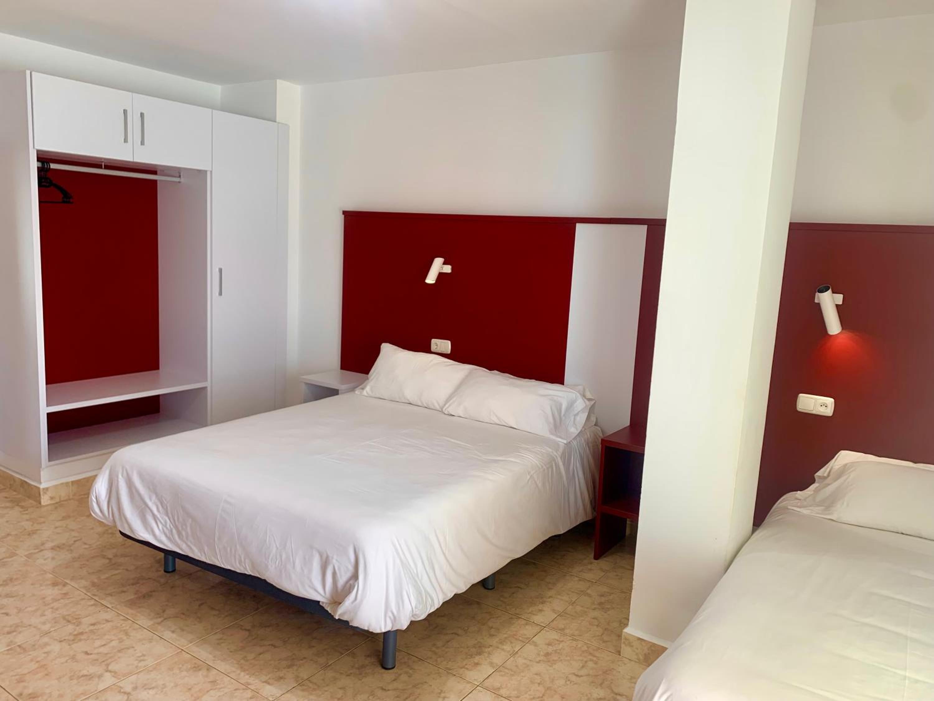 Double or Twin Room with Side Sea View - Photo 2