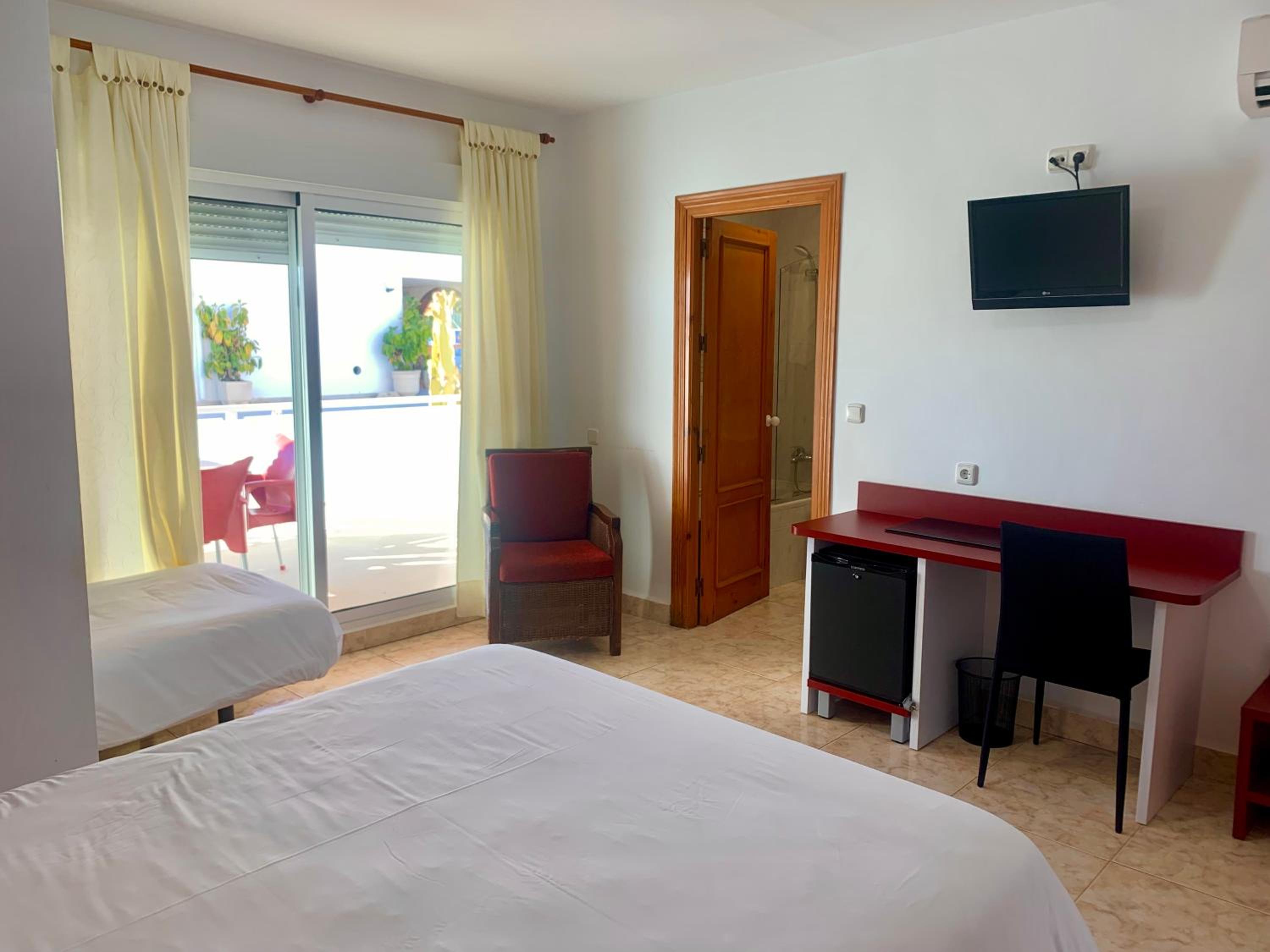Double or Twin Room with Side Sea View - Photo 3